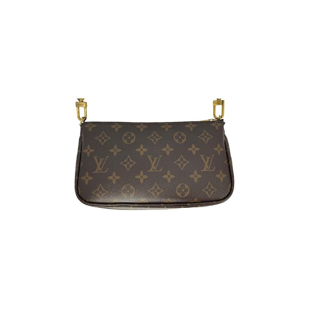 This Louis Vuitton Monogram Multi-Pochette Accessories is finely crafted of the classic brown Louis Vuitton Monogram coated canvas with leather trimming and gold-tone hardware. It has a removeable, adjustable Louis Vuitton inscribed jacquard strap