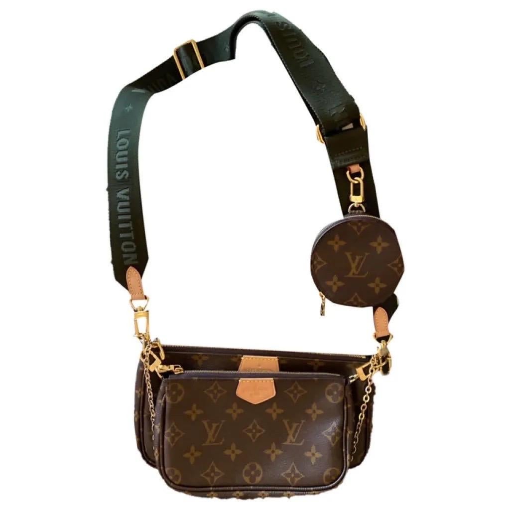 Gli accessori Louis Vuitton Monogram Multi Pochette con cinturino verde sono un'aggiunta versatile ed elegante a qualsiasi guardaroba alla moda. Realizzato con l'iconico Monogram di Louis Vuitton, questo set di accessori combina praticità ed