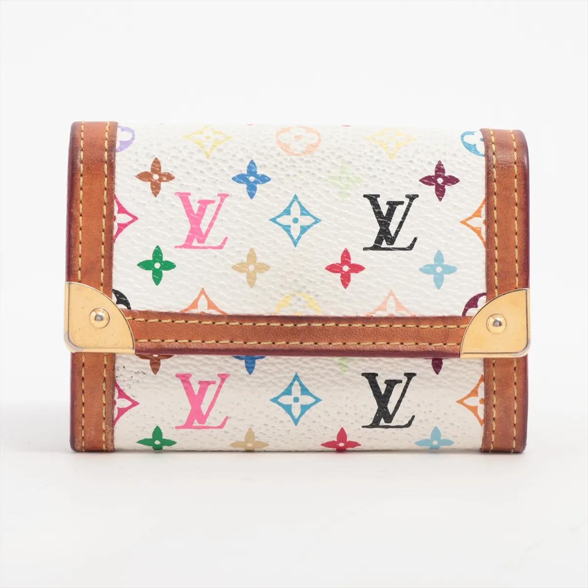 Le porte-monnaie Monogram Multicolore Louis Vuitton en blanc est un accessoire charmant qui allie un design ludique à un luxe intemporel. Confectionné à partir de la toile Monogram Multicolor emblématique, il est joliment encadré par des bords en
