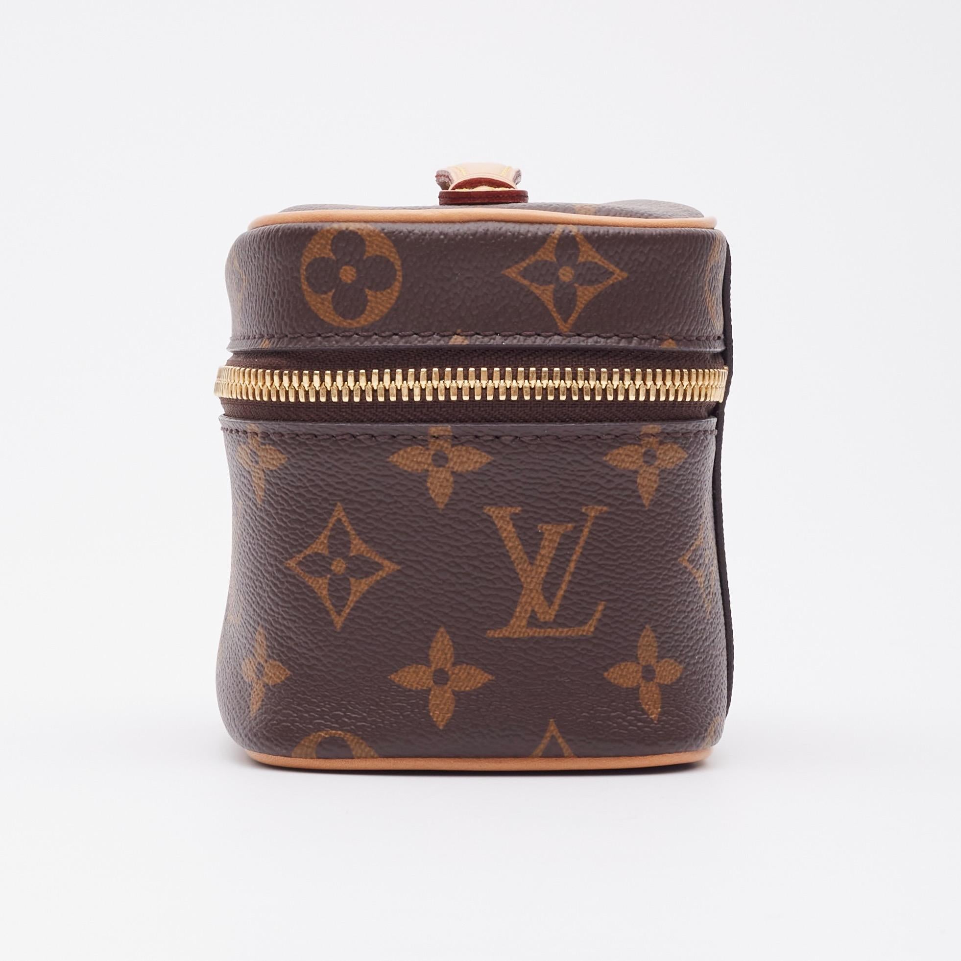 Mini sac de toilette Nano Nice Monogramme Louis Vuitton en vente 1
