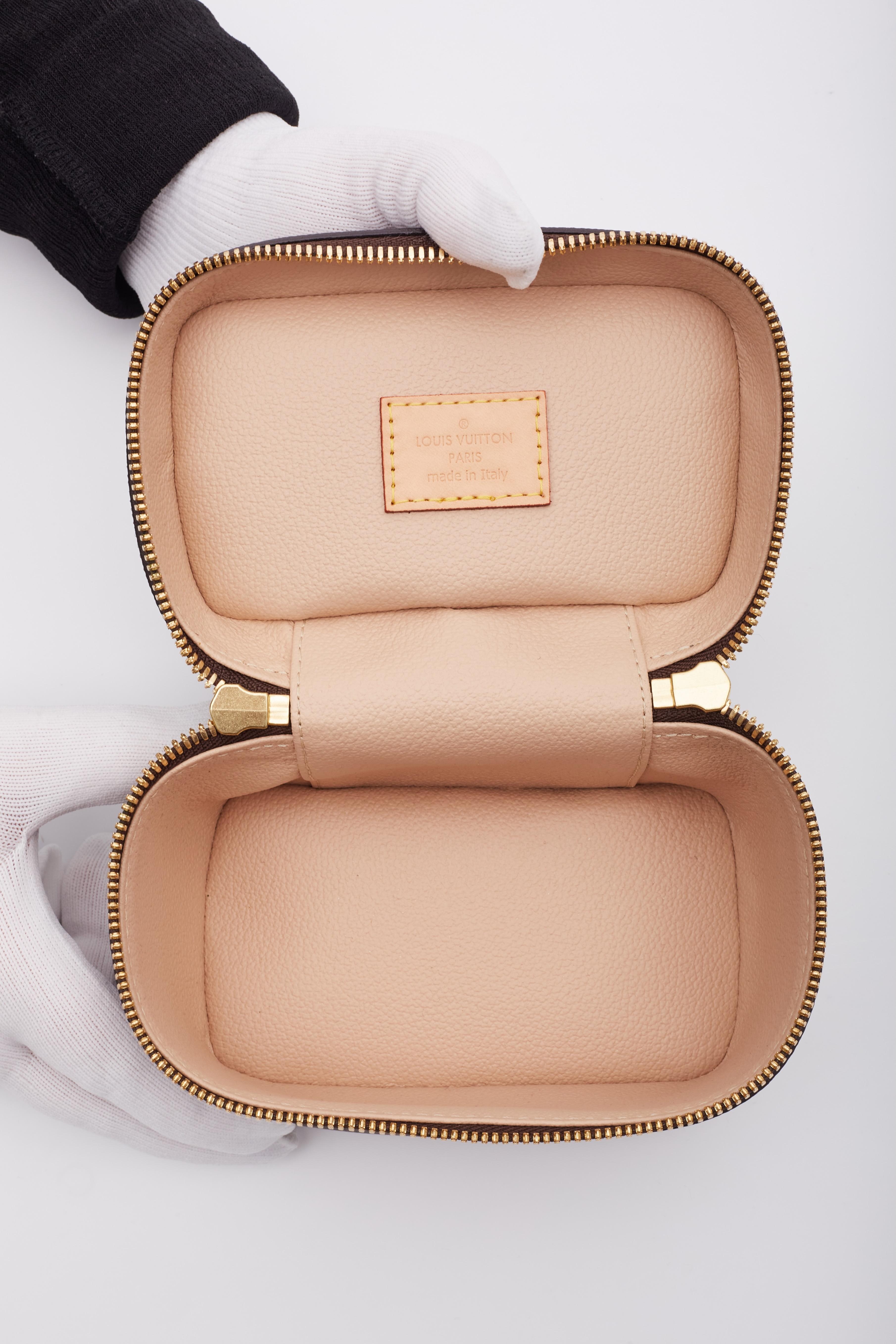 Mini sac de toilette Nano Nice Monogramme Louis Vuitton en vente 4
