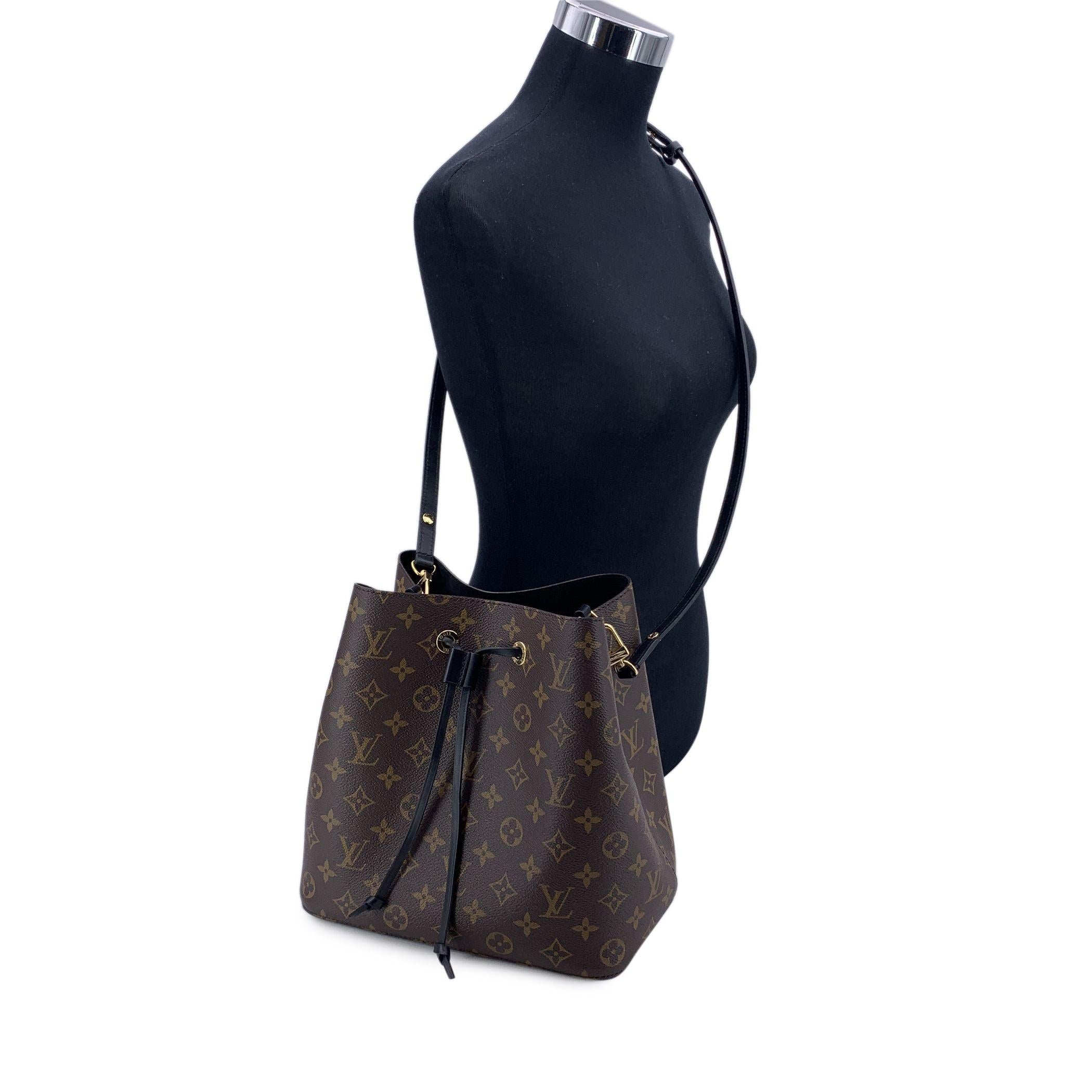 This beautiful Bag will come with a Certificate of Authenticity provided by Entrupy. The certificate will be provided at no further cost. Louis Vuitton NéoNoé MM bucket bag, mod. M44020. Iconic model was reinterpreted in a contemporary way. First