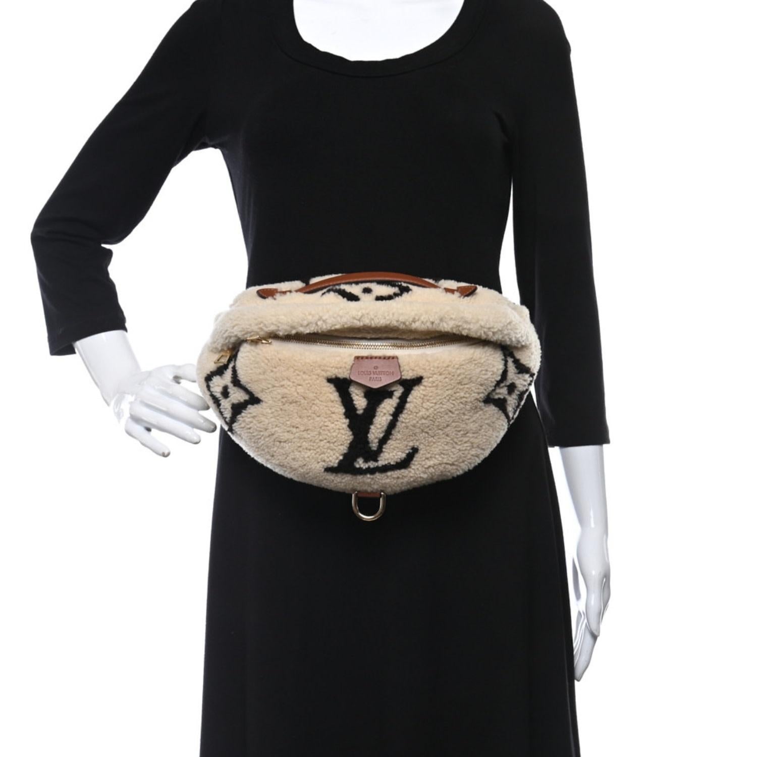 This Louis bum bag is made out of shearling fleece in neutral colors with the monogram print throughout. The bag features a brown top handle and an adjustable waist strap. The zippers open to a red fabric interior.

Color: Beige and