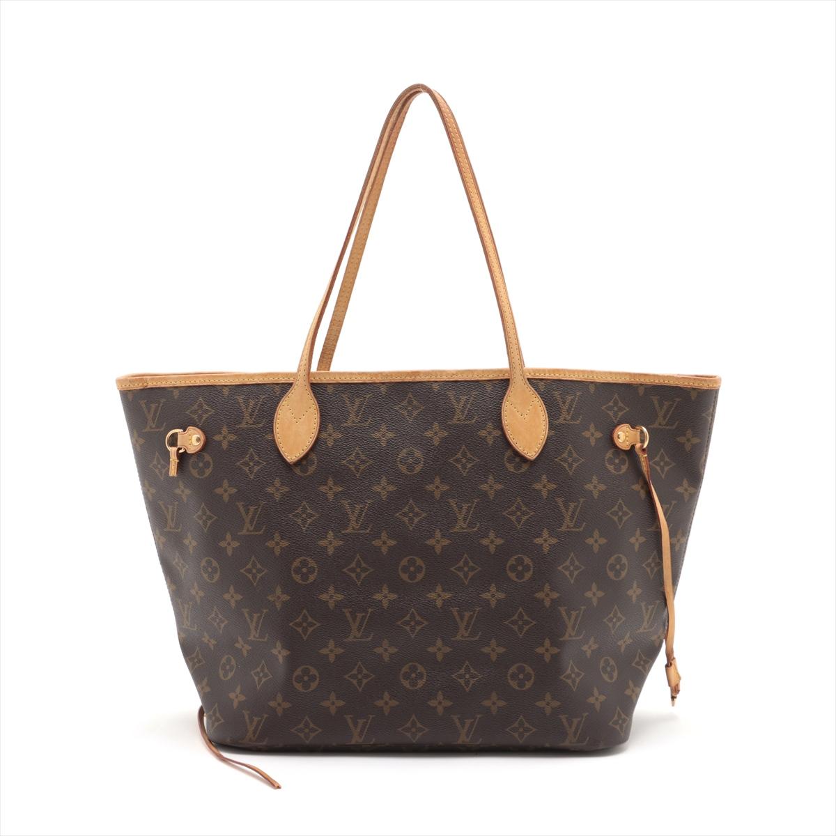 La Louis Vuitton Monogram Neverfull MM è una squisita tote bag che incarna un'eleganza e un lusso senza tempo. Realizzata in tela Monogram, la spaziosa tote è dotata di lacci laterali regolabili che consentono di personalizzarne la forma e le