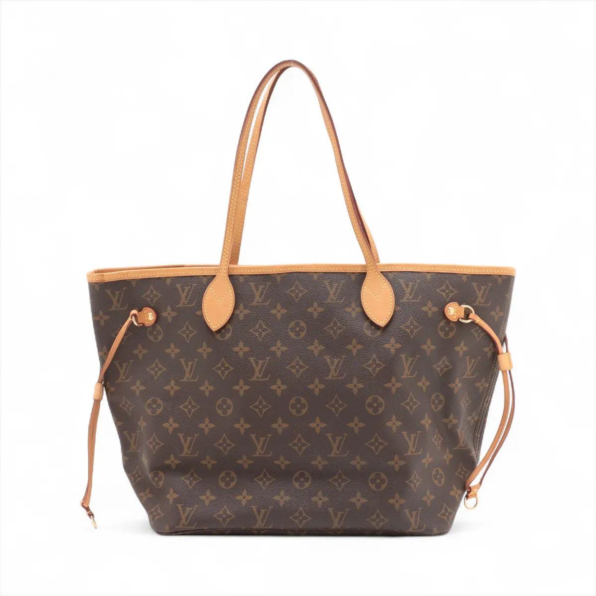 Le Monogram MM de Louis Vuitton est un fourre-tout intemporel et polyvalent qui allie parfaitement élégance et praticité. Confectionné dans la toile Monogram emblématique de la maison, avec des finitions en cuir de vachette naturel, il présente un