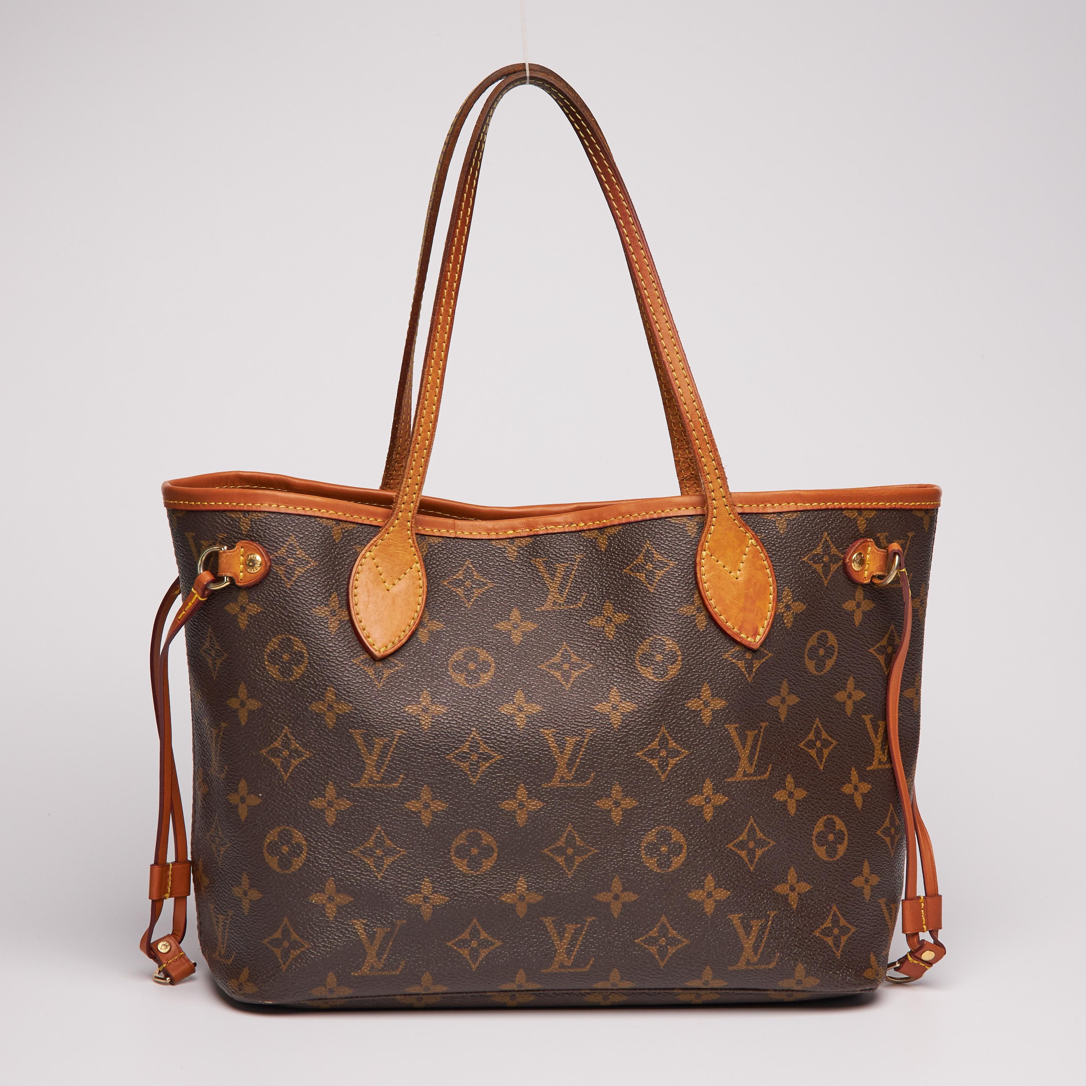 
This stylish, smaller sized tote is made of classic Louis Vuitton monogram coated canvas. The tote features vachetta cowhide leather strap handles, trim, and side cinch cords with polished brass hardware. The wide top opens to a beige striped