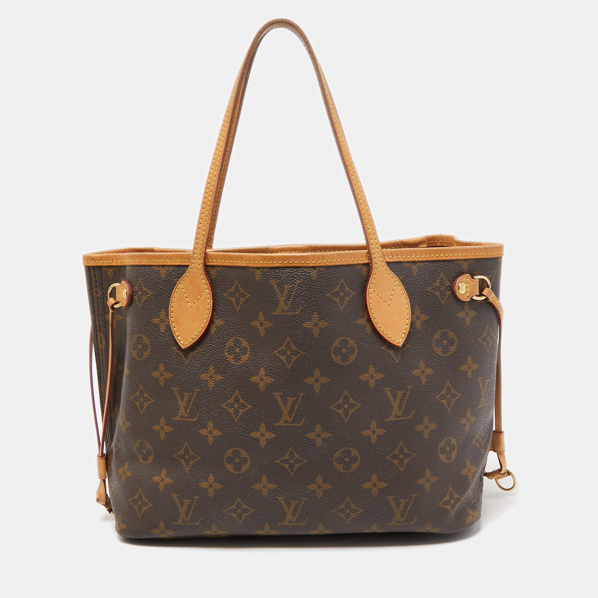 The Neverfull PM features a Monogram canvas body, leather handles, drawstring sides, and an interior zip pocket. it is a classic tote bag beloved by fashionistas.

