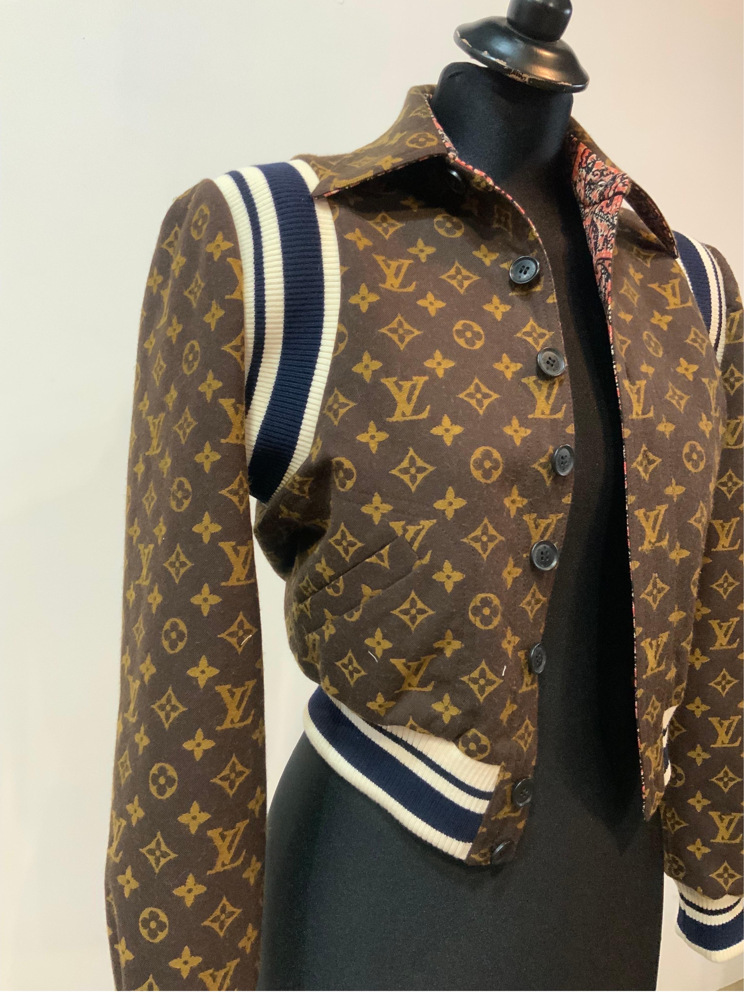 Louis Vuitton monogram/paisley pattern short bomber jacket (reversible).
Button closure.
Size and composition label missing.
We think it's a wool blend.
It fits an Italian size 38.
Shoulders 38 cm
Bust 38 cm
Length 55 cm
Sleeve 58
Excellent general