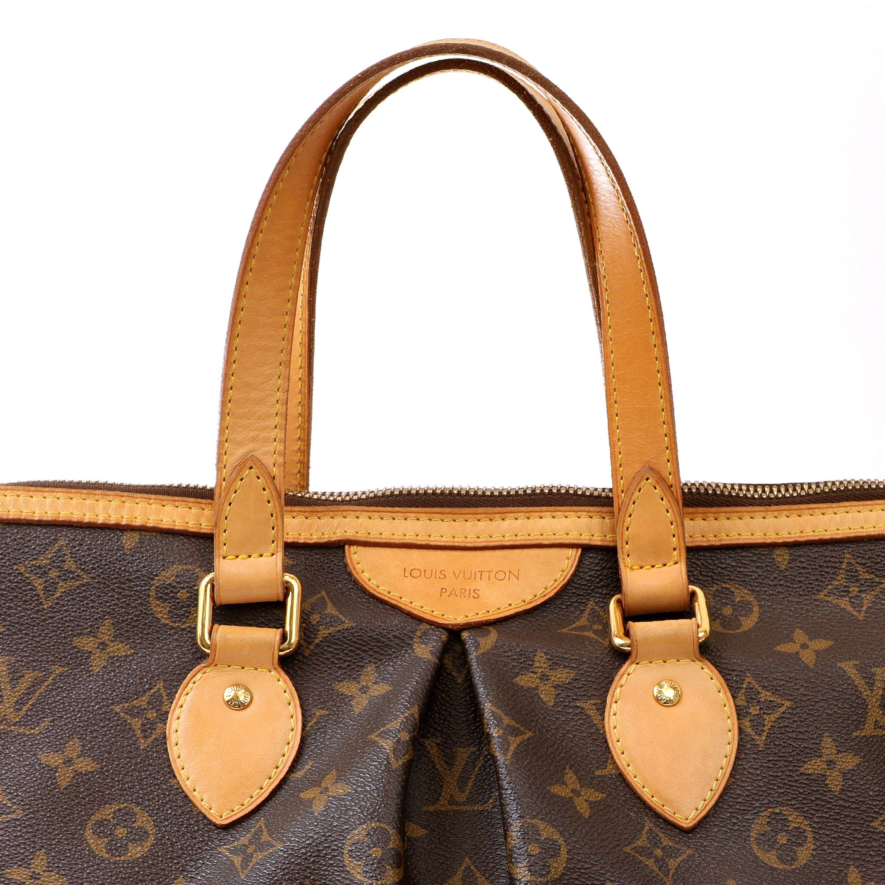 This authentic Louis Vuitton Monogram Palermo PM Tote is in excellent condition.  Signature brown and tan LV monogram with natural vachetta leather trim and straps.  Pleated detail, zippered top and detachable shoulder strap.    

PBF 13922
 
