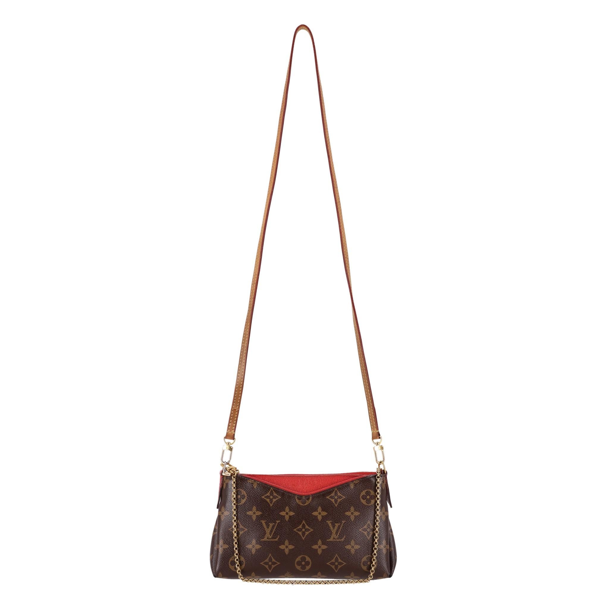 Louis Vuitton pochette Pallas monogrammée

Sac à bandoulière marron conçu avec le monogramme signature de LV sur toile de toile avec garniture en cuir rouge.

Il est doté d'une sangle à maillons dorés et d'une bandoulière amovible en cuir