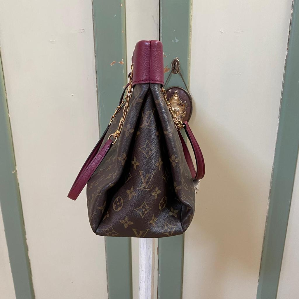 Louis Vuitton Monogram Pallas shopper bag.
Featuring brown coated canvas and gold tone hardware. Burgundy leather details. Chain and leather shoulder strap. 
Measurements 
Height 26 cm
Width 36 cm
Depth 12 cm 
Conditions: pre loved but very good -