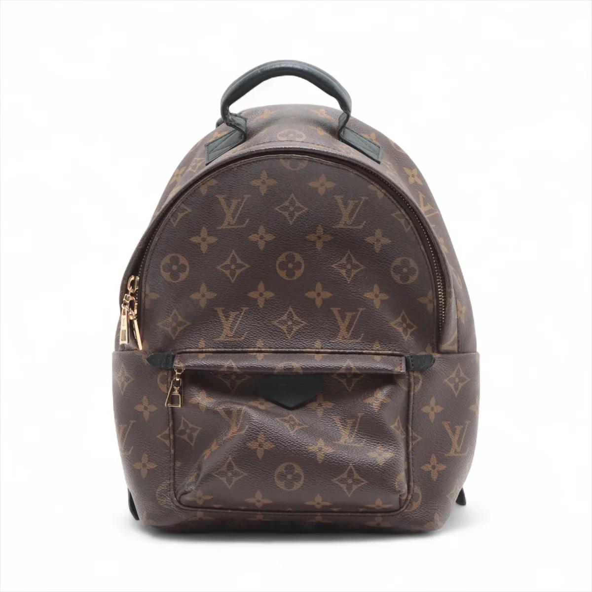 La Mochila Louis Vuitton Monograma Palm Springs PM es una pieza moderna y versátil que combina funcionalidad con un toque chic y deportivo. Confeccionado en la icónica lona recubierta Monogram con ribetes de piel flexible, incorpora herrajes dorados