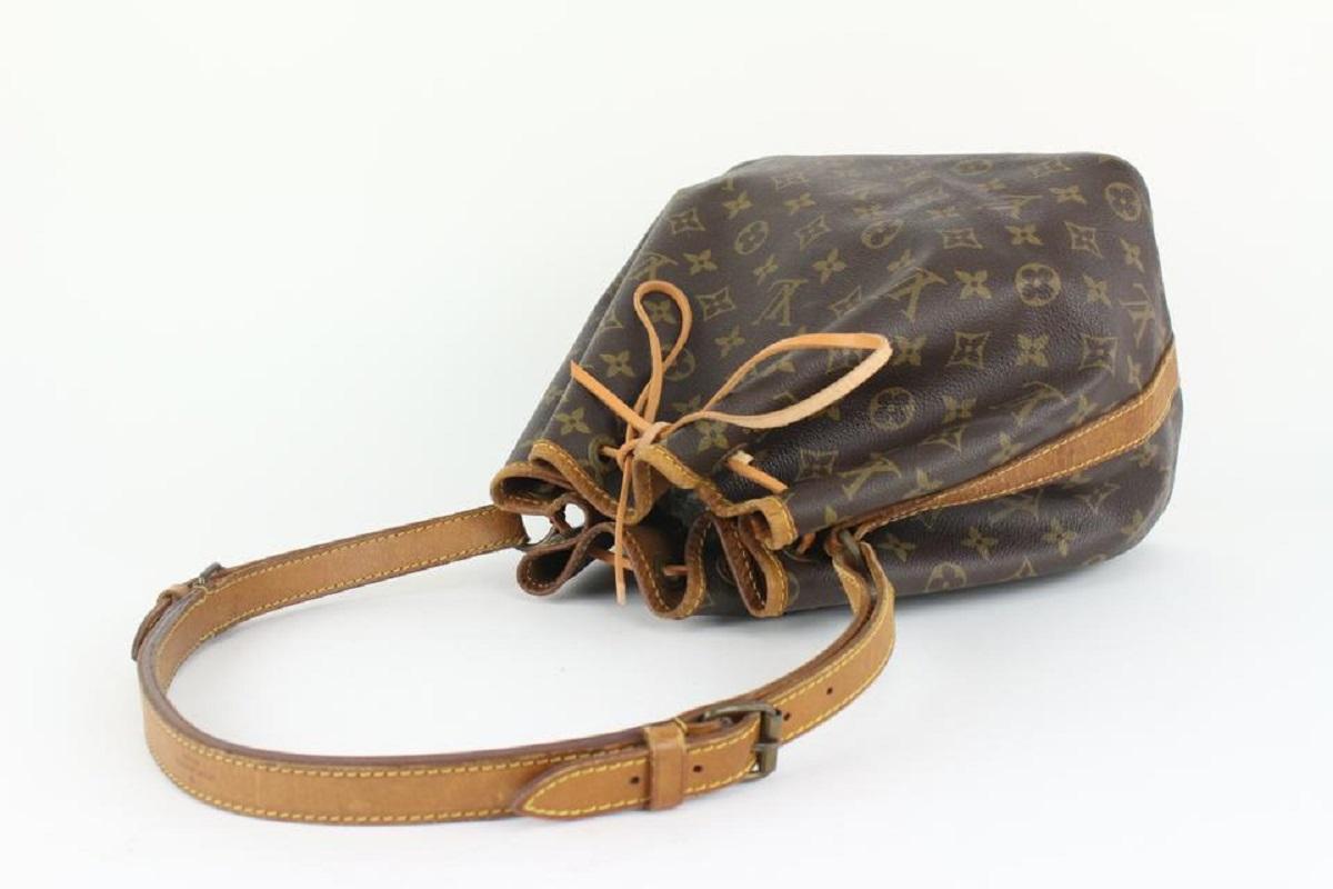 Louis Vuitton Monogram Petit Noe Drawstring Bucket Hobo 11LV106 In Good Condition For Sale In Dix hills, NY