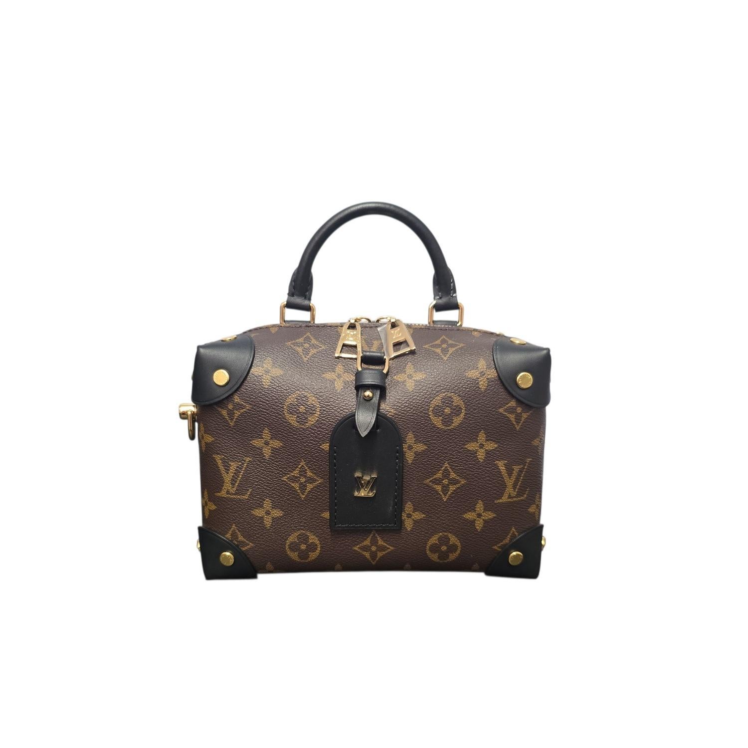 Questa Petite Malle Souple di Louis Vuitton è realizzata in tela Monogram con finiture in pelle di vitello nera liscia e combina un design senza tempo ispirato al baule con uno stile moderno. Caratterizzata da angoli in pelle rivettati, targhetta in