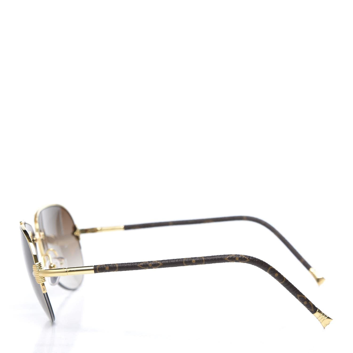 These sunglasses have a gold frame in a classic aviator style with gradient lenses. The polished brass arms are wrapped in Louis Vuitton monogram canvas. Vintage

Color: brown
Code: Z0571U
Frame Material: coated canvas and metal

Measures~
Arms: 130