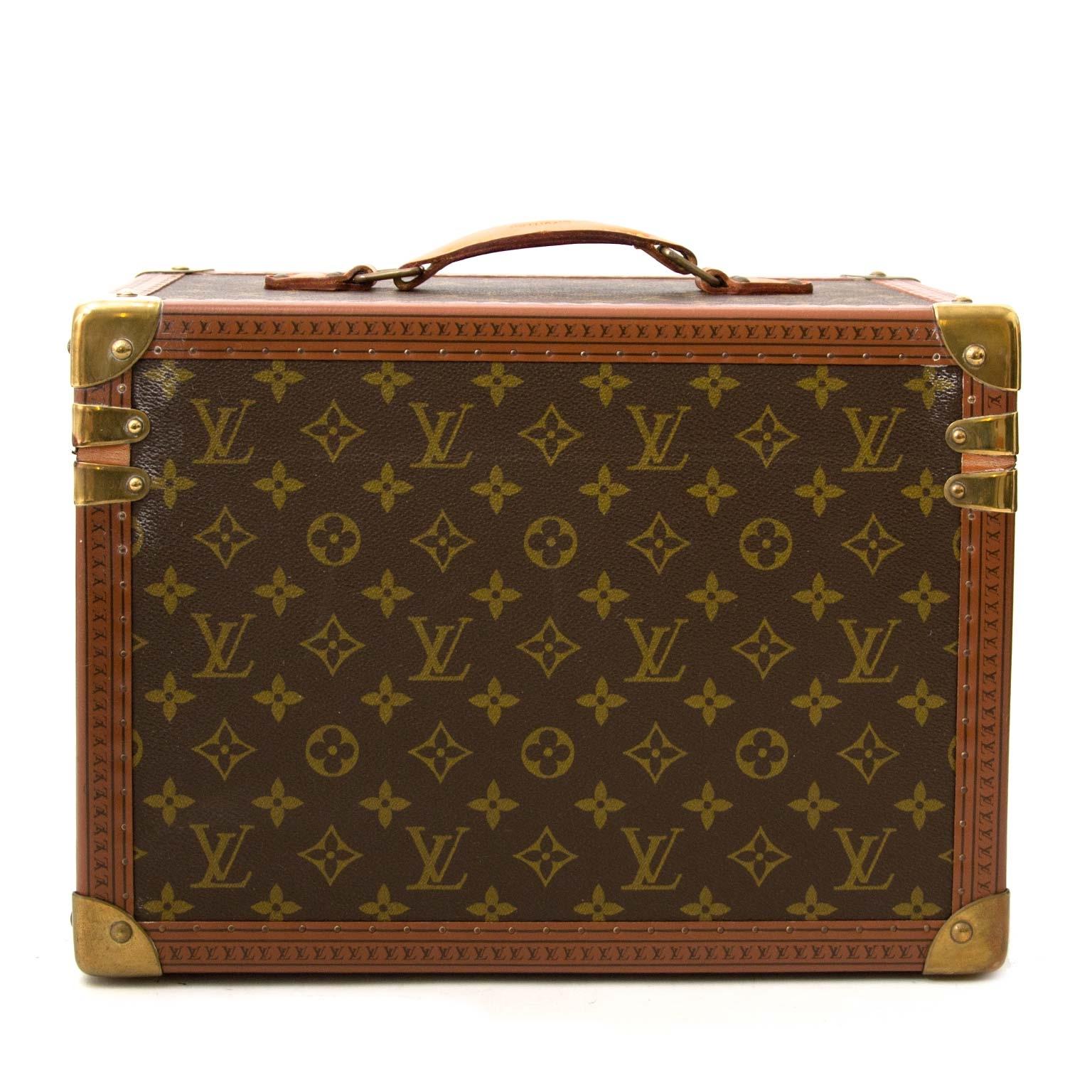 Good preloved condition

Louis Vuitton Monogram Travel Trunk Case

This simply gorgeous trunk case by Louis Vuitton is made from iconic monogram canvas and features brown leather edges with the LV logo drawn on. Inside the trunk has light beige