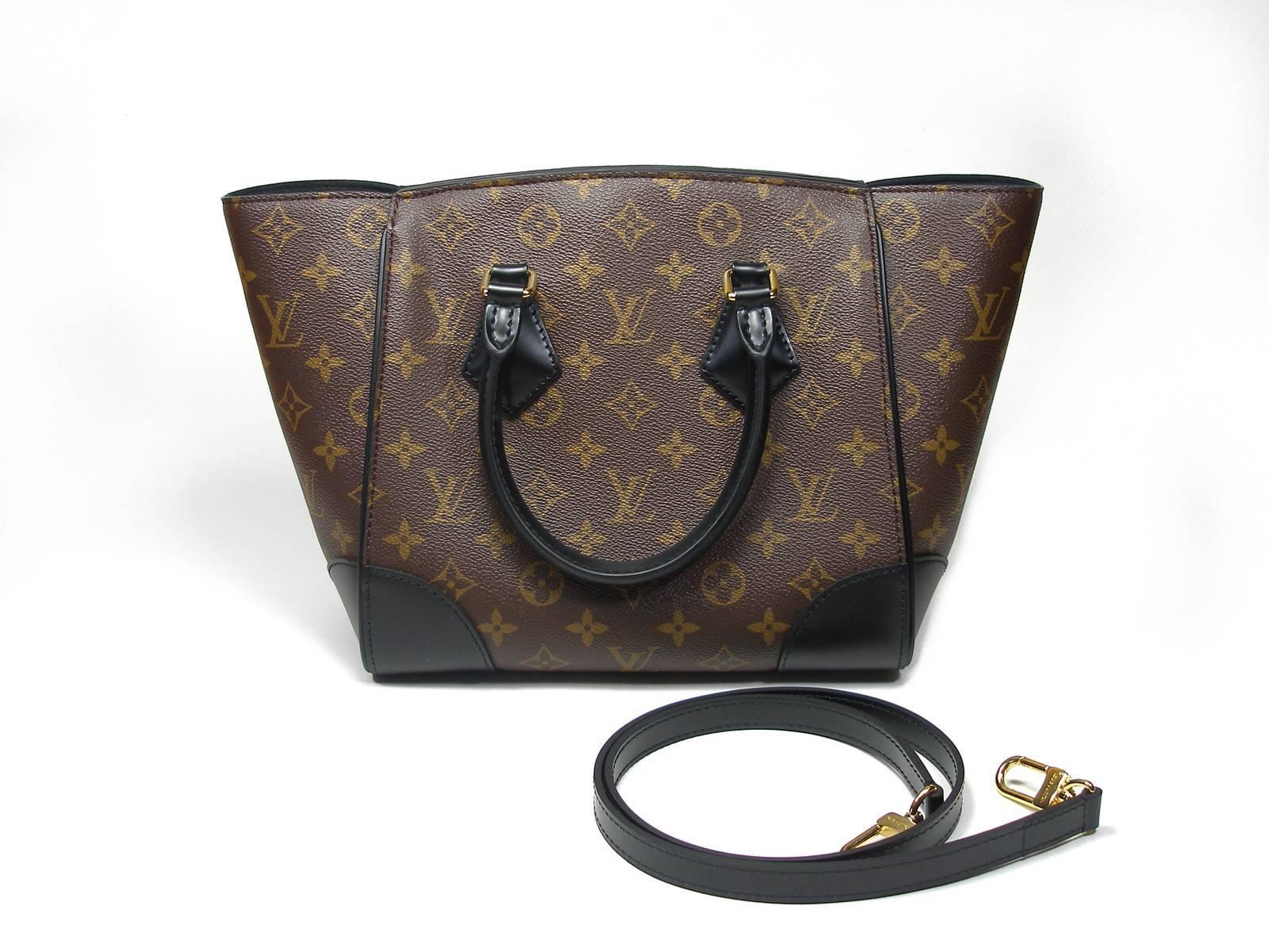 This stunning shoulder bag is ideal for daytime or evening essentials with the luxury and style of Louis Vuitton !
Monogram canvas and black leather 
Amovible strap included 
PM Size  
Code date inside : CA1136 
Production year 2016 
Louis Vuitton