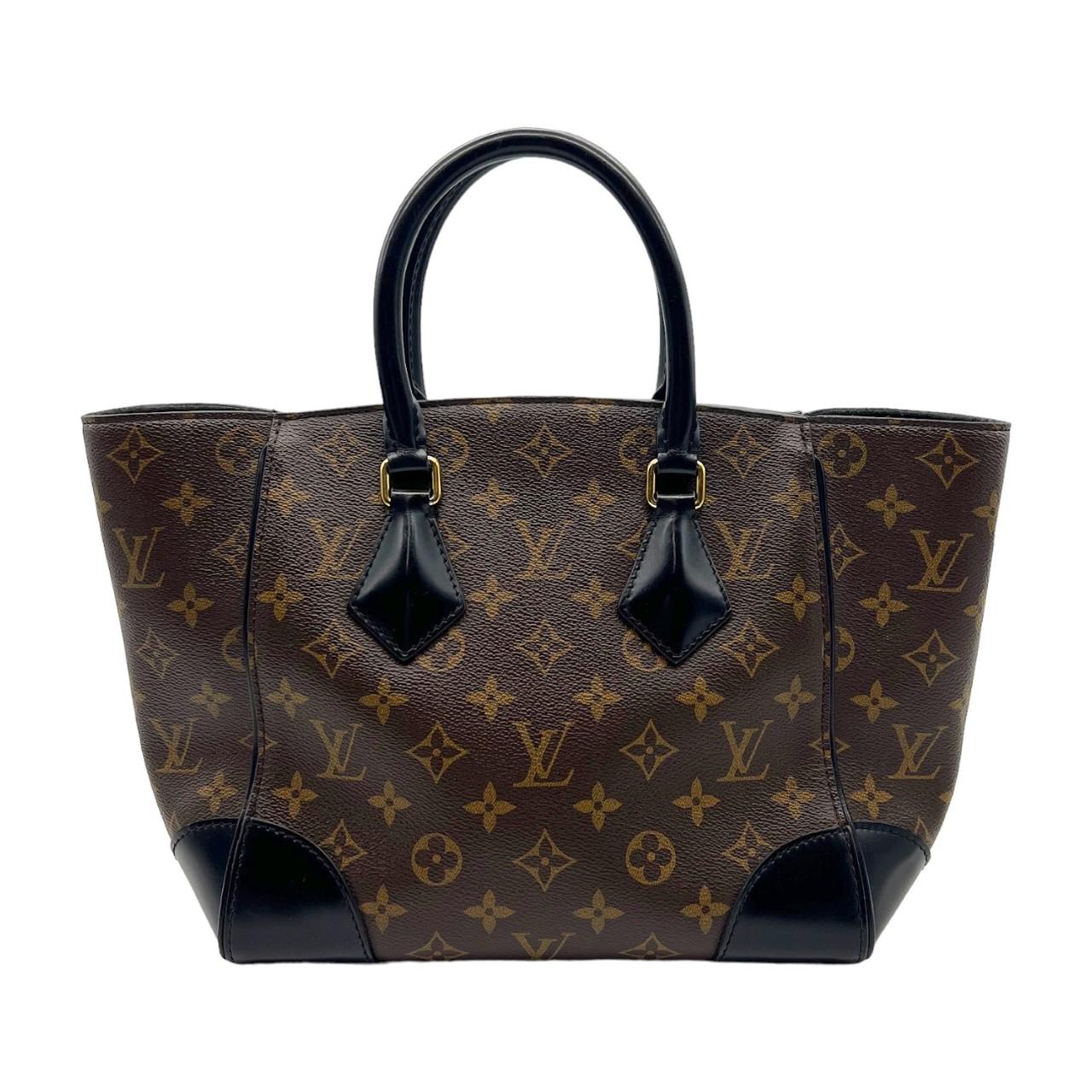 We are offering this beautiful Louis Vuitton PM handbag. Made in Spain in 2015, it is finely crafted of the iconic brown Louis Vuitton monogram canvas with black leather trims and dual black leather handles along with gold-tone brass hardware. It