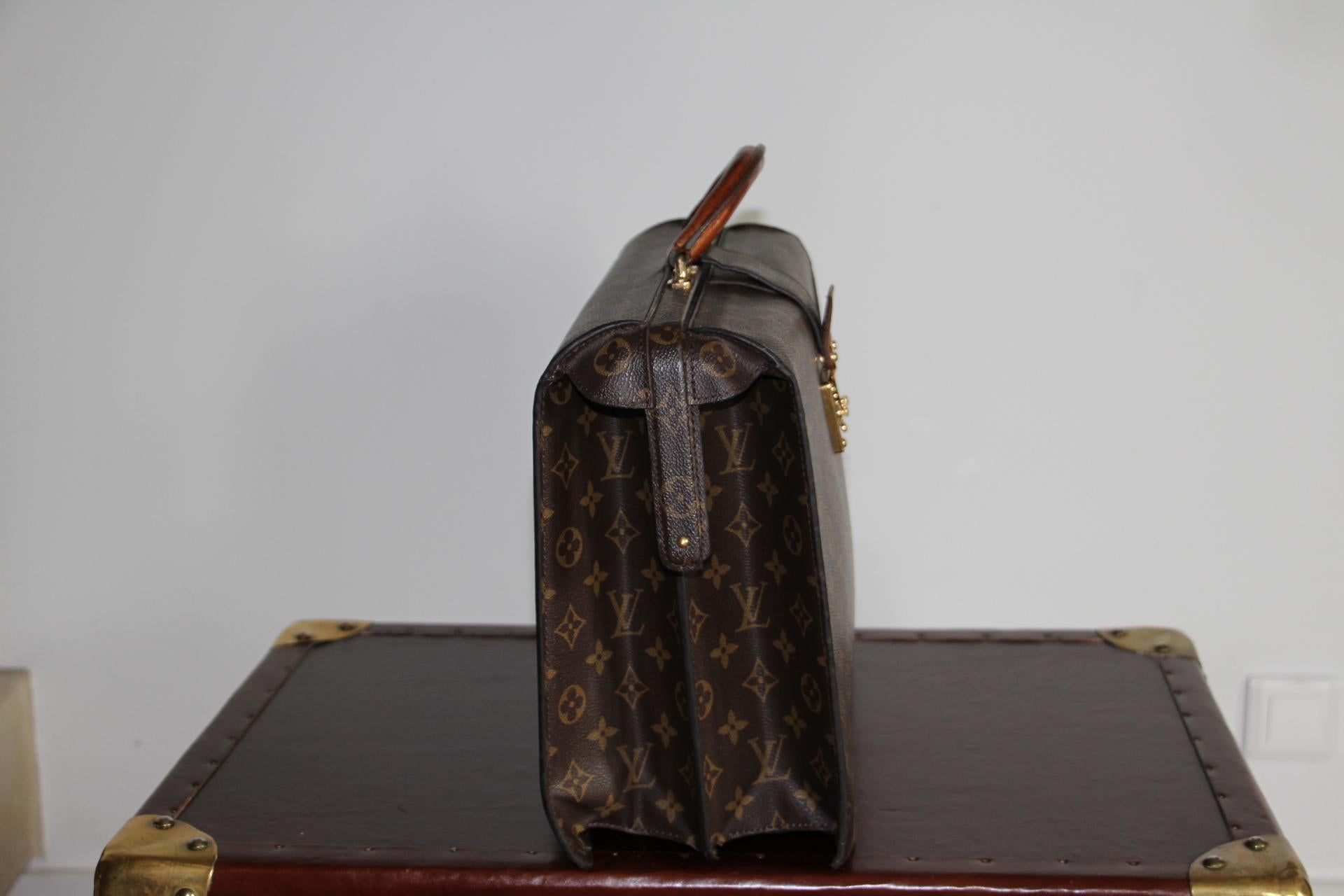 Ce porte-documents Louis Vuitton très inhabituel est doté d'une toile monogramme et d'une serrure en laiton massif estampillée Louis Vuitton. Il est également doté d'une magnifique poignée en cuir en parfait état. Ce sac Louis Vuitton est aussi