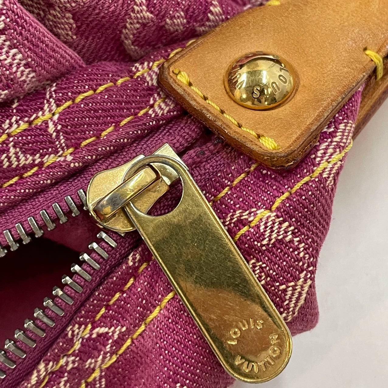 Louis Vuitton Sac à bandoulière Baggy GM grand modèle en denim rose monogrammé en vente 5