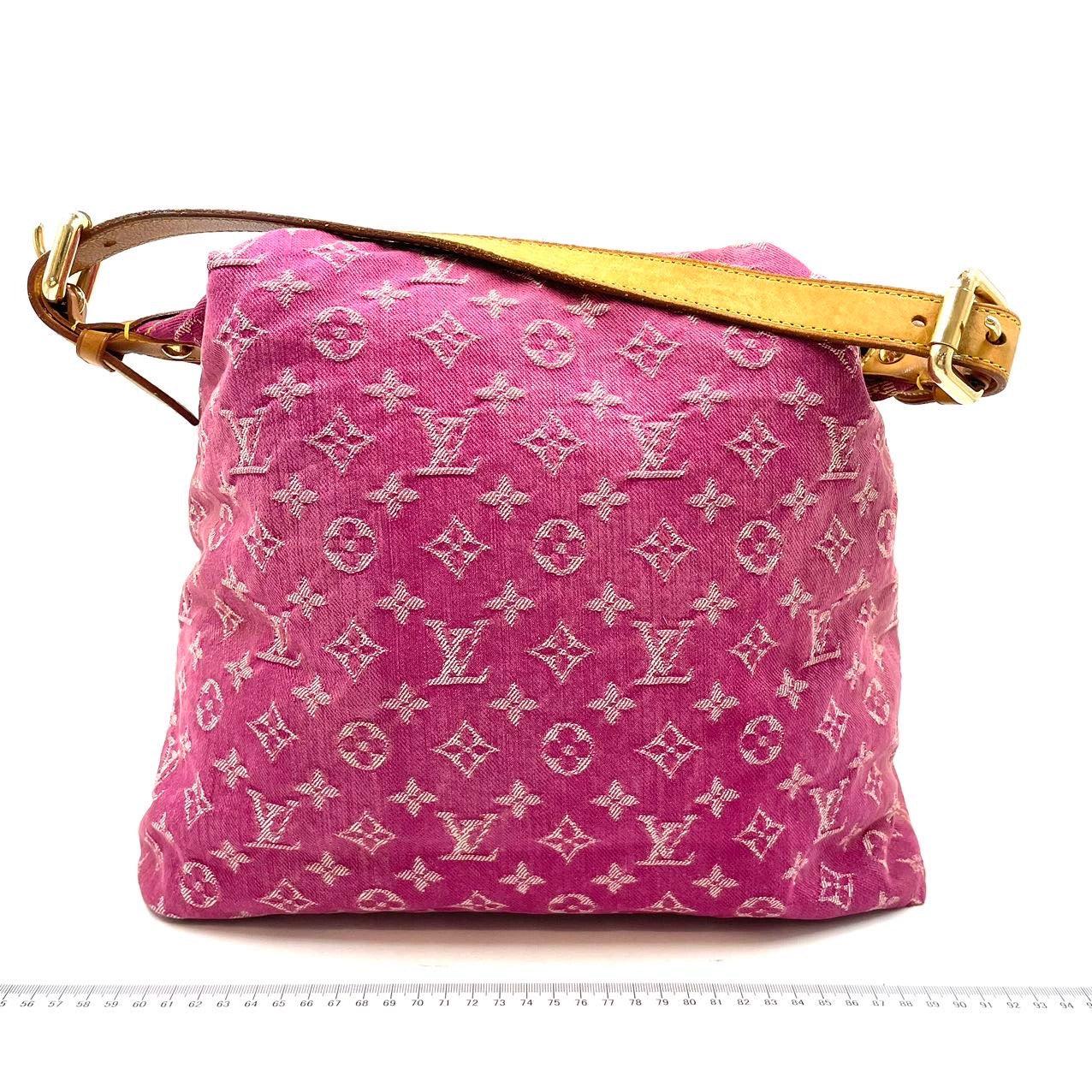 Louis Vuitton Sac à bandoulière Baggy GM grand modèle en denim rose monogrammé
Il s'agit de photos professionnelles du sac.
  ÉTAT : BON
  Cet article authentique est en bon état et présente des signes d'utilisation. Forte patine sur le cuir, légère