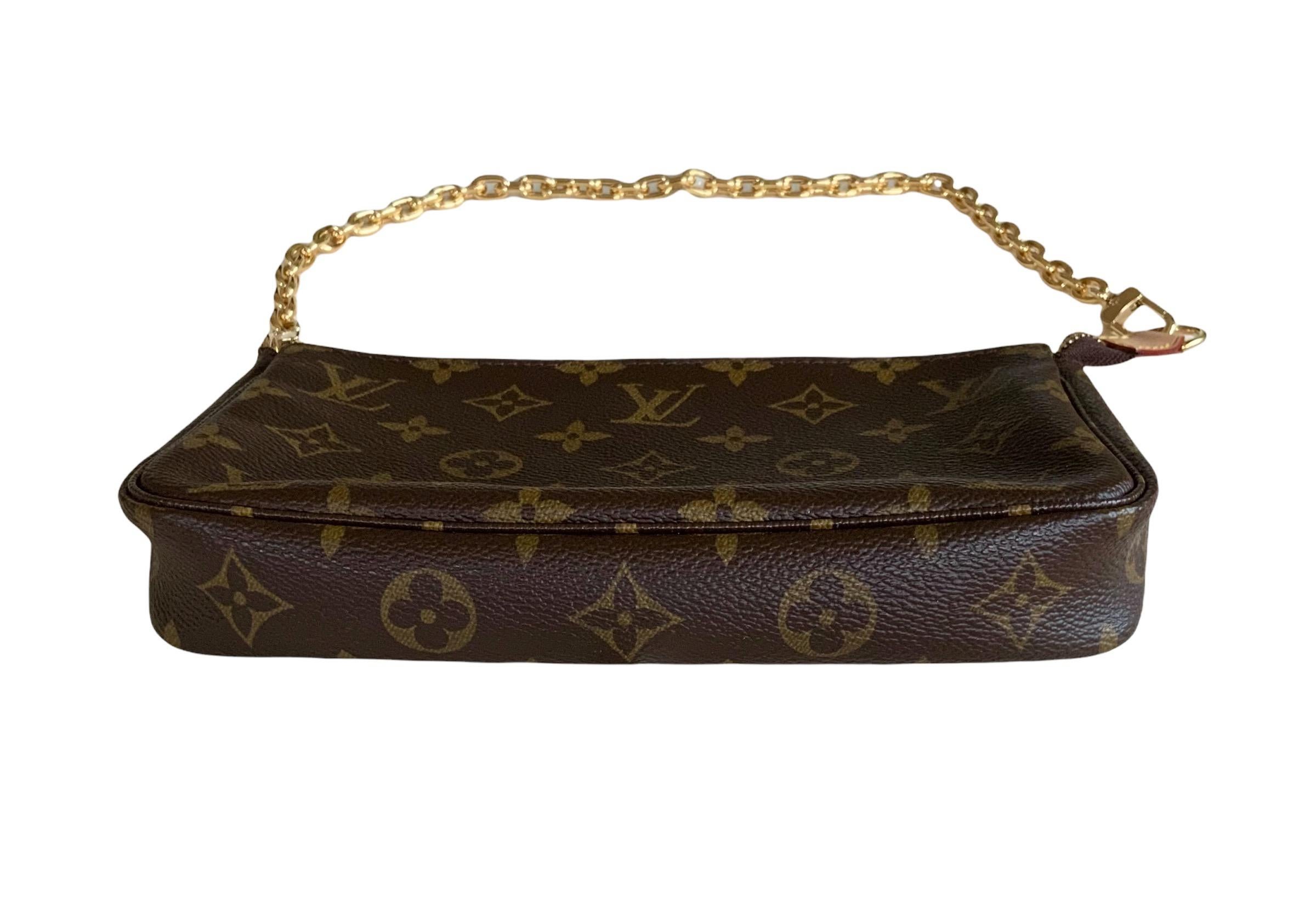 This iconic pre-owned pochette accessoires bag from 2007 is crafted in the LV monogram canvas.
It features natural cowhide leather trimmings and a gold-tone chain strap which is removable but not adjustable.
It is in great condition.
   
Material: