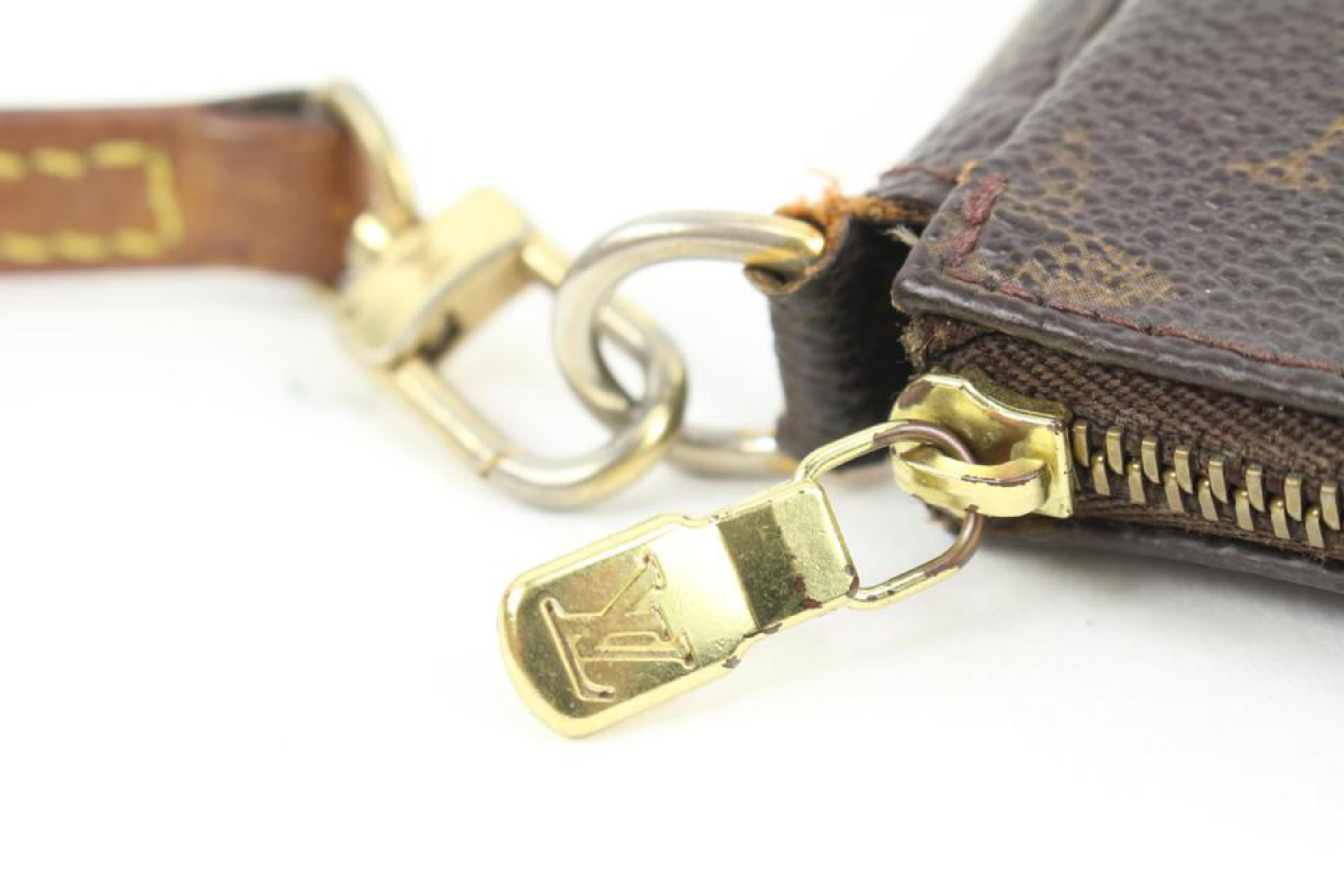 Louis Vuitton Monogram Pochette Accessoires with Long Strap 121lv57 In Good Condition For Sale In Dix hills, NY