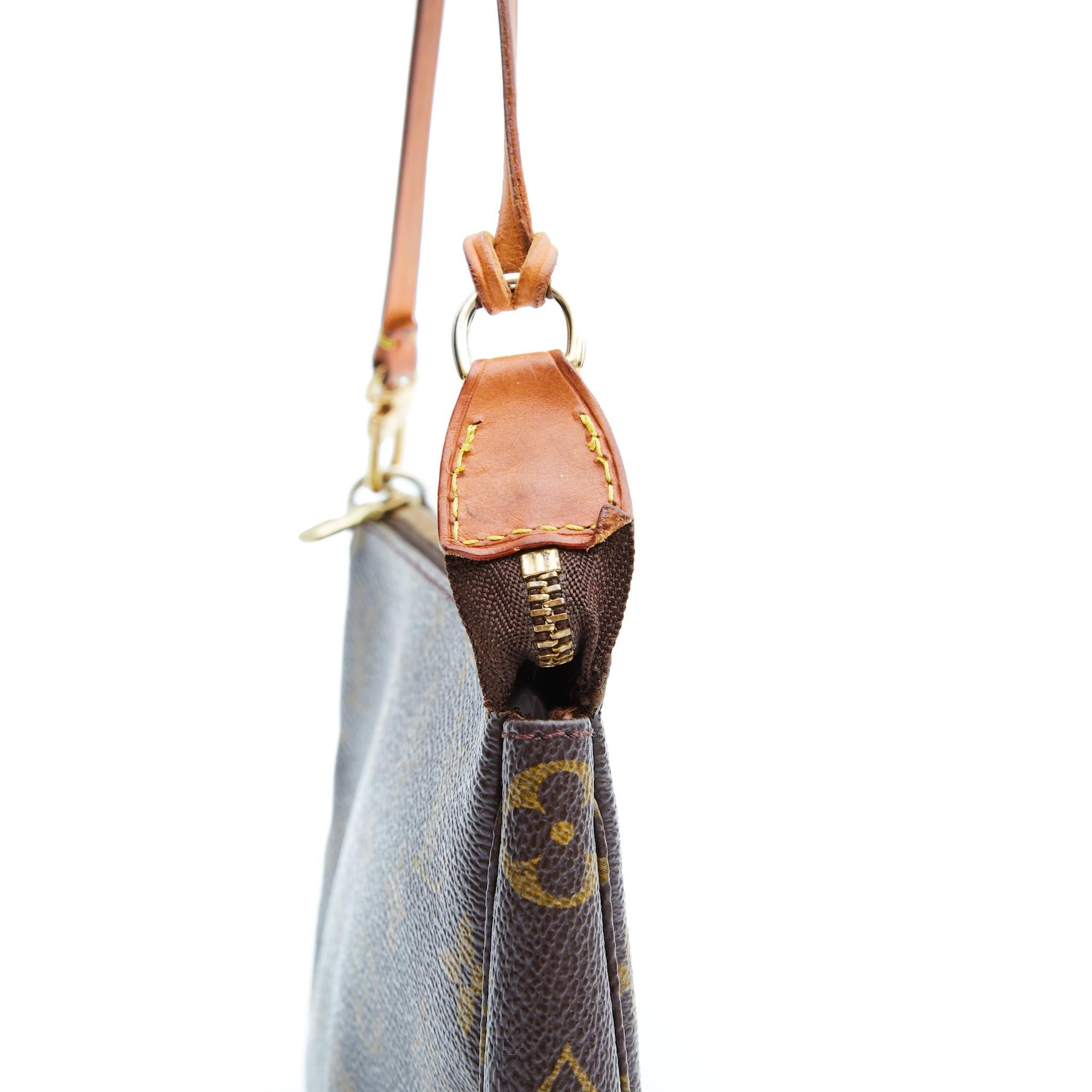 Louis Vuitton Monogram Pochette Accessories Shoulder Bag In Good Condition For Sale In Montreal, Quebec
