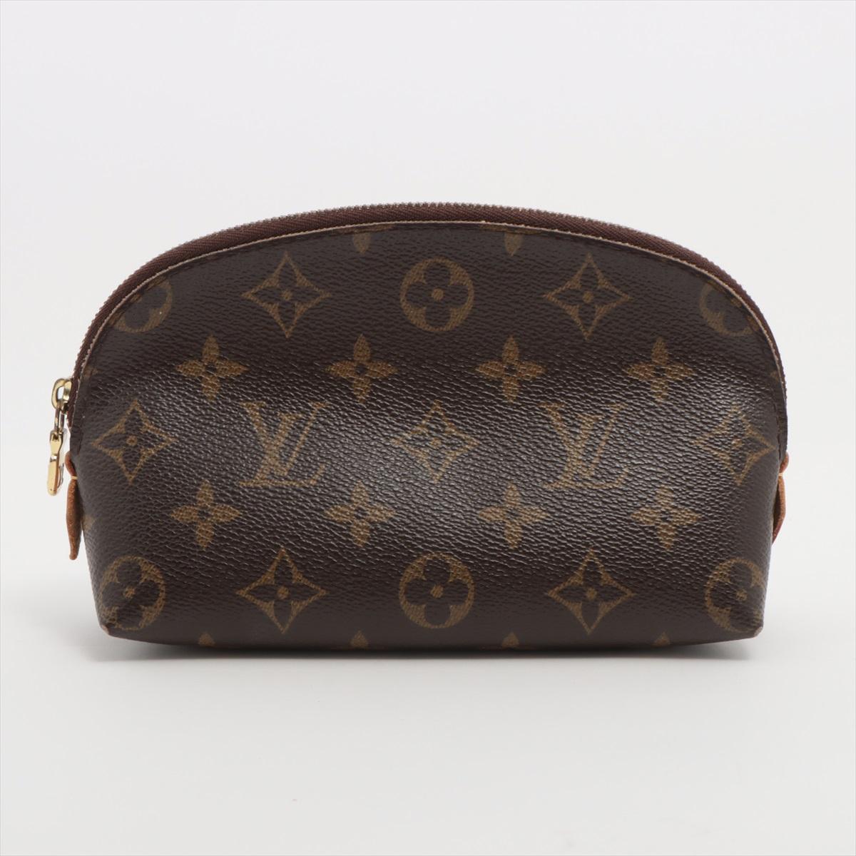 L'astuccio Louis Vuitton Monogram Pochette Cosmetic Brown è un accessorio elegante e versatile che aggiunge un tocco di lusso alla tua routine quotidiana. Il design compatto e pratico lo rende perfetto per riporre cosmetici, articoli da toilette o