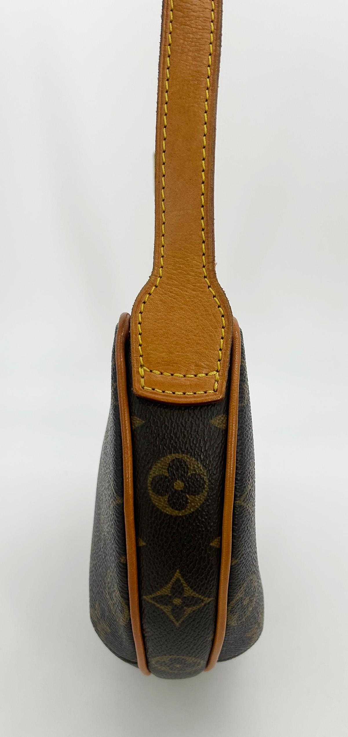 Louis Vuitton Monogram Pochette Croissant In Excellent Condition For Sale In Philadelphia, PA
