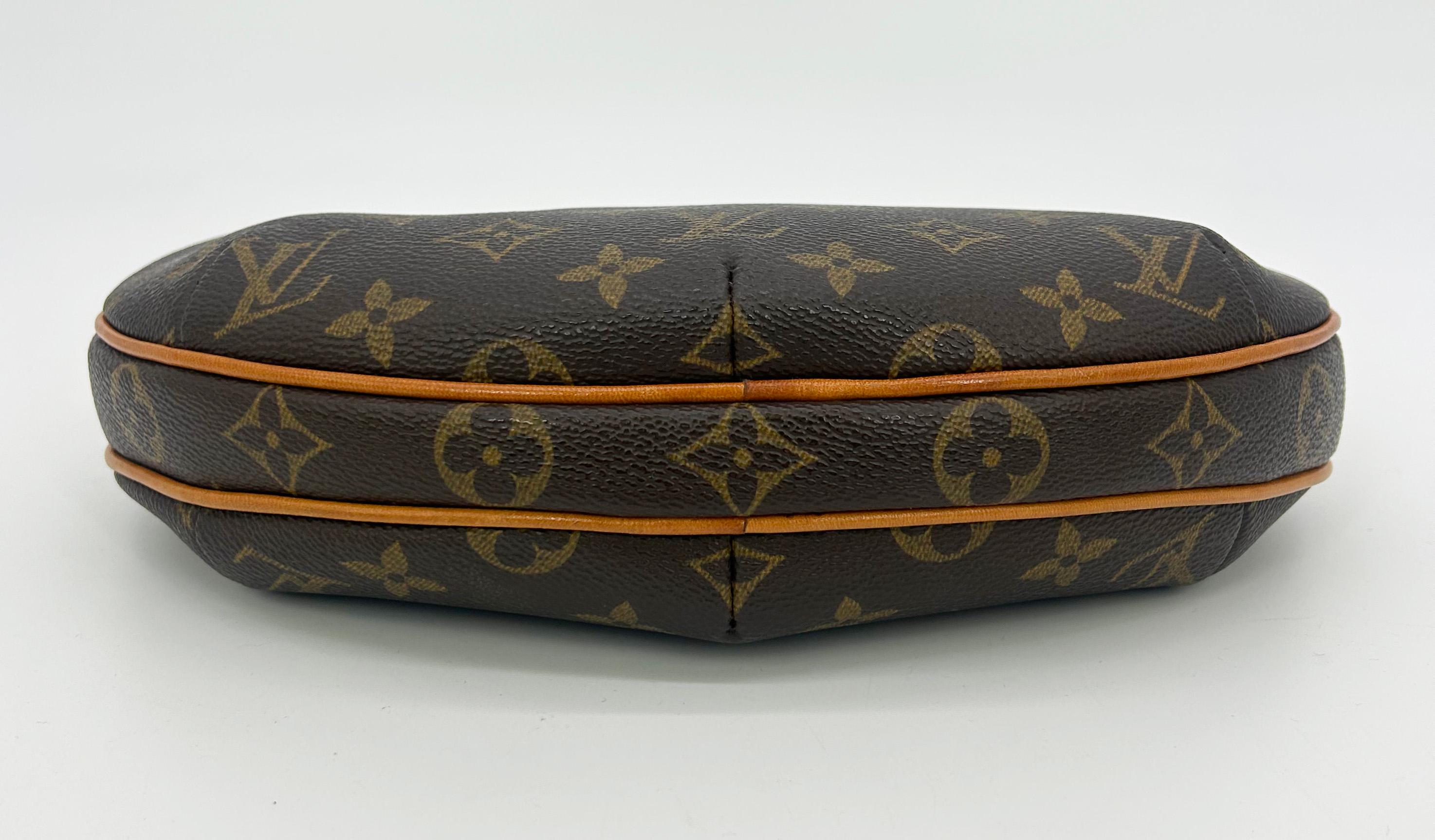 Women's Louis Vuitton Monogram Pochette Croissant For Sale