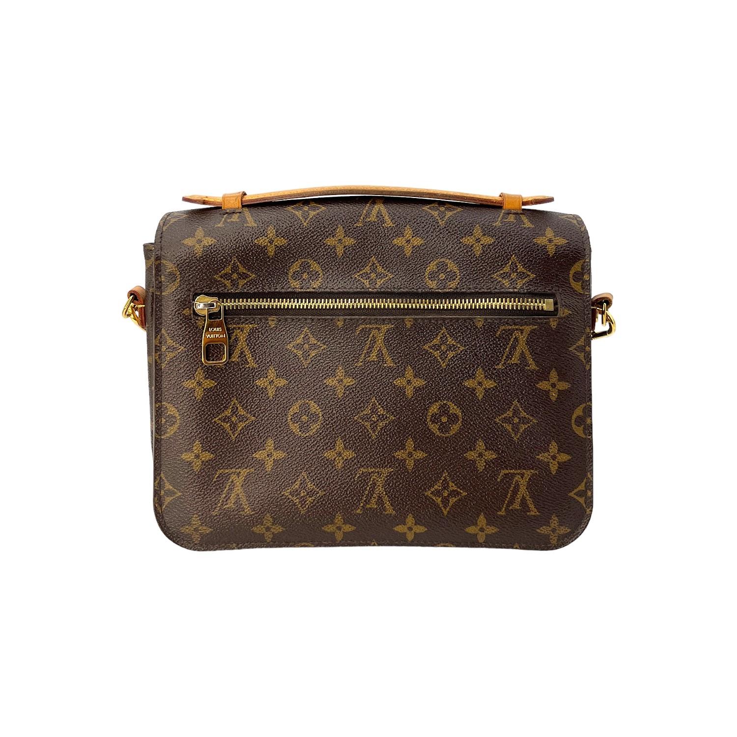 Cette Pochette Métis Monogram de Louis Vuitton a été fabriquée en France en 2017 et elle est finement confectionnée avec l'emblématique Monogram de Louis Vuitton en toile enduite à l'extérieur, avec des garnitures en cuir et des caractéristiques de