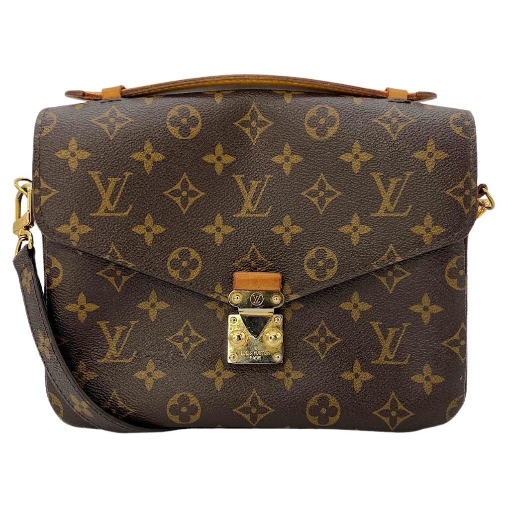 A SMALL LOUIS VUITTON MONOGRAM POCHETTE STYLE SHOULDER BAG, with metal  chain link handle and detacha