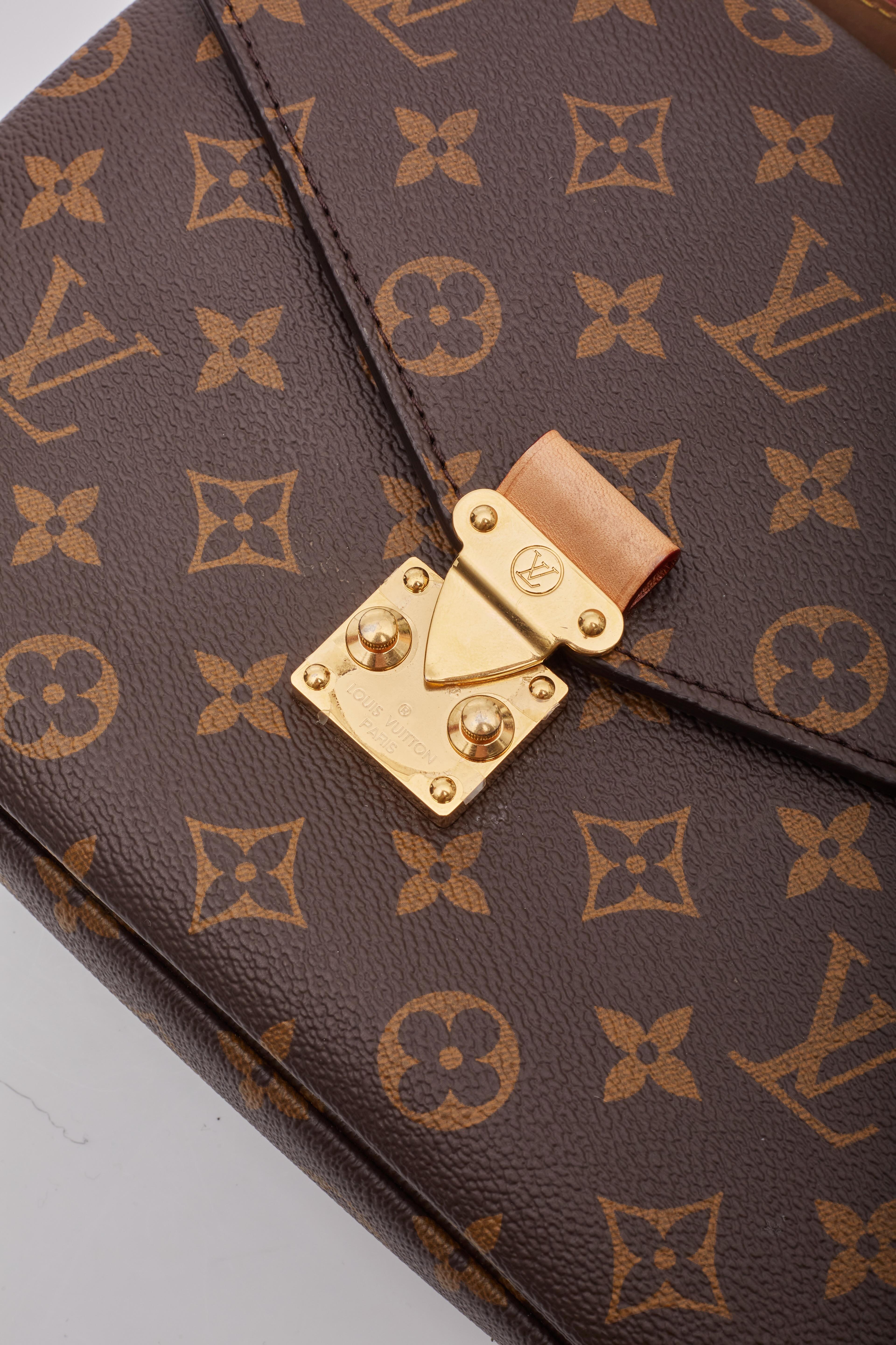 Louis Vuitton Monogram Pochette Metis Shoulder Bag 2022 For Sale 4