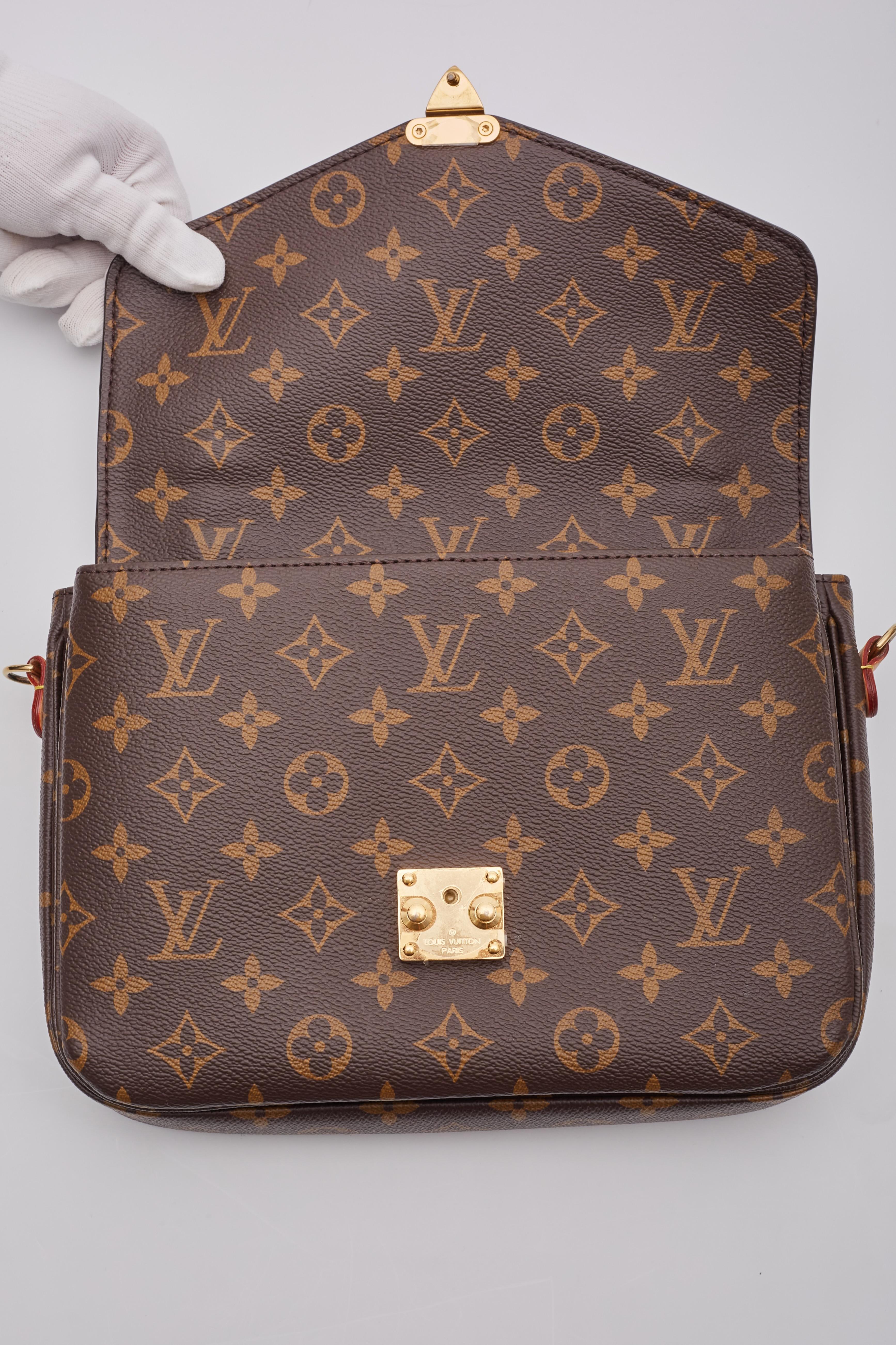 Louis Vuitton Monogram Pochette Metis Shoulder Bag 2022 For Sale 5