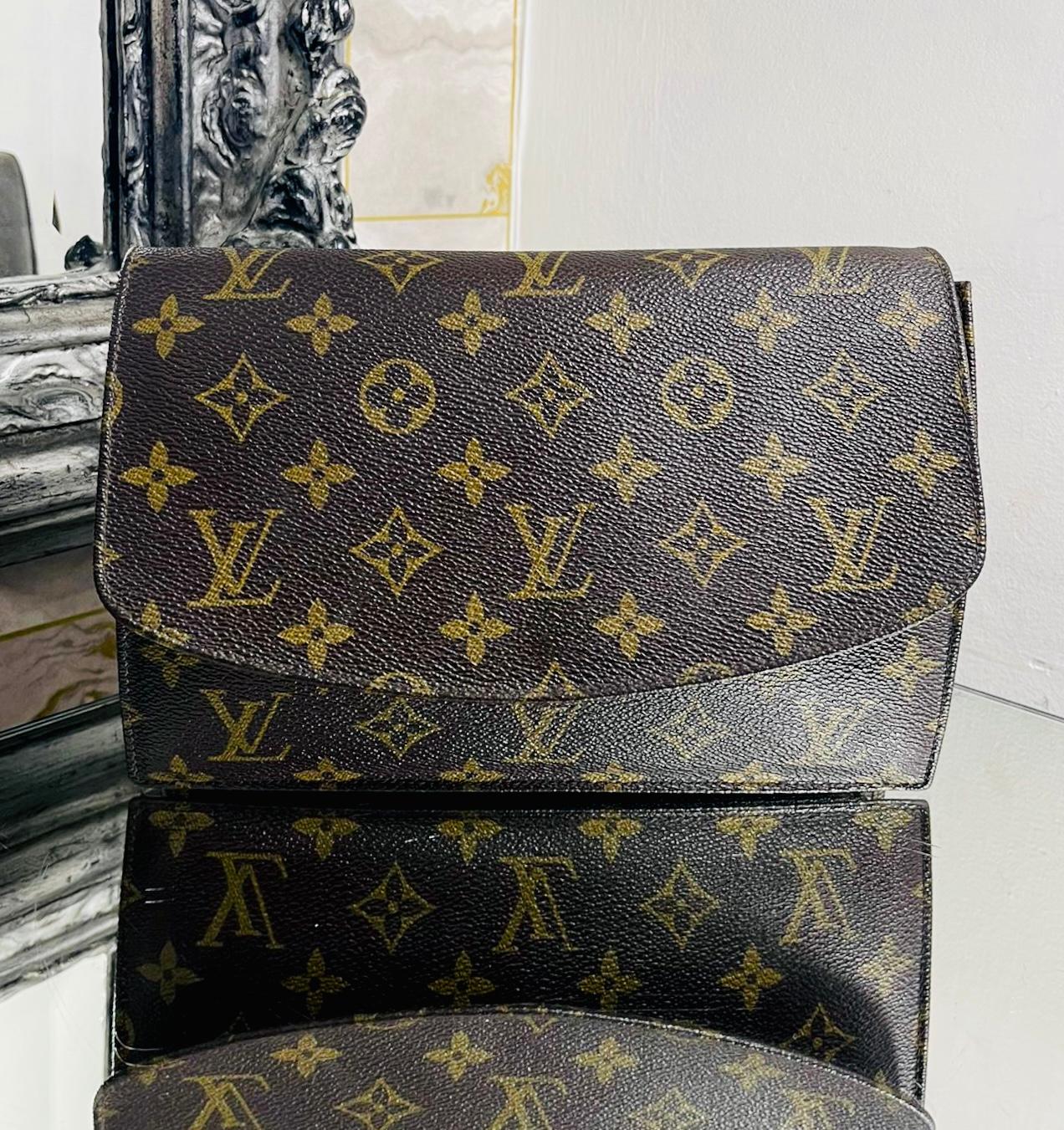 Louis Vuitton Monogram Pochette Rabat Coated Canvas Clutch Bag

Brown, rectangle shaped bag designed with signature monogram throughout.

Featuring front flap snap closure leading to zipped pocket and light brown interior.

Size – Height 16cm, Width