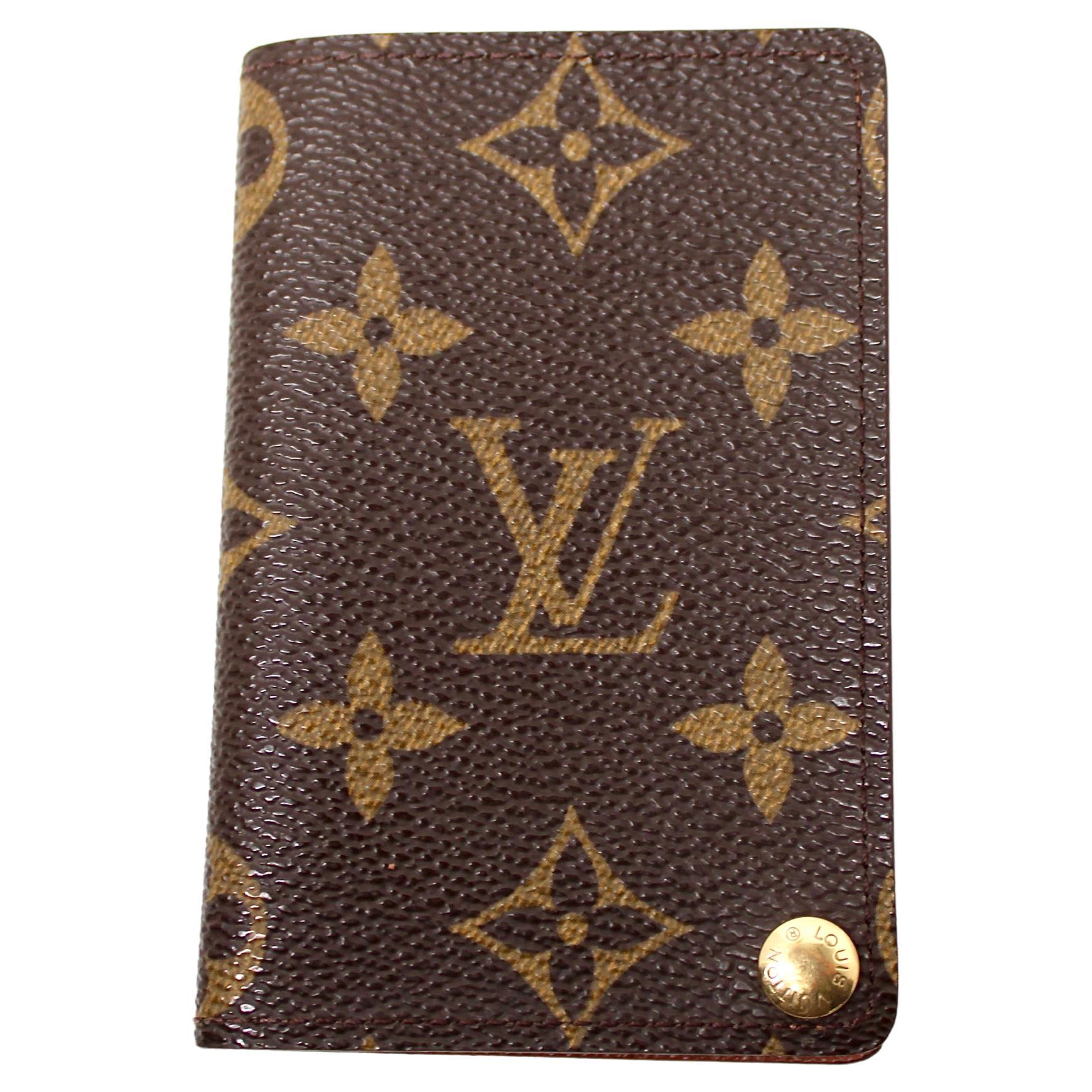 Il Mini Card Case Monogram Porte-Cartes di Louis Vuitton è un accessorio elegante e raffinato realizzato con l'iconica tela marrone con il caratteristico motivo Monogram, completato da una lussuosa minuteria dorata. Progettato per garantire