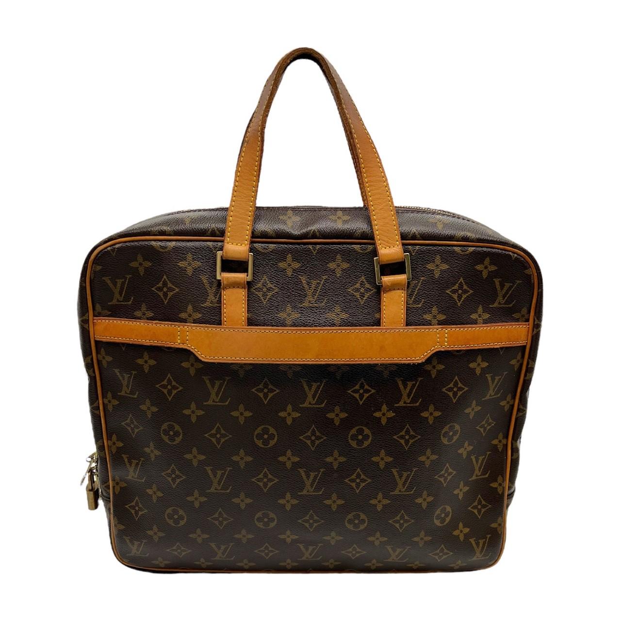 We are offering this beautiful Louis Vuitton Monogram Porte-Documents Pegase handbag. Made in France in 2002, it is finely crafted of the iconic brown Louis Vuitton monogram canvas with light brown leather trims and dual light brown leather flat