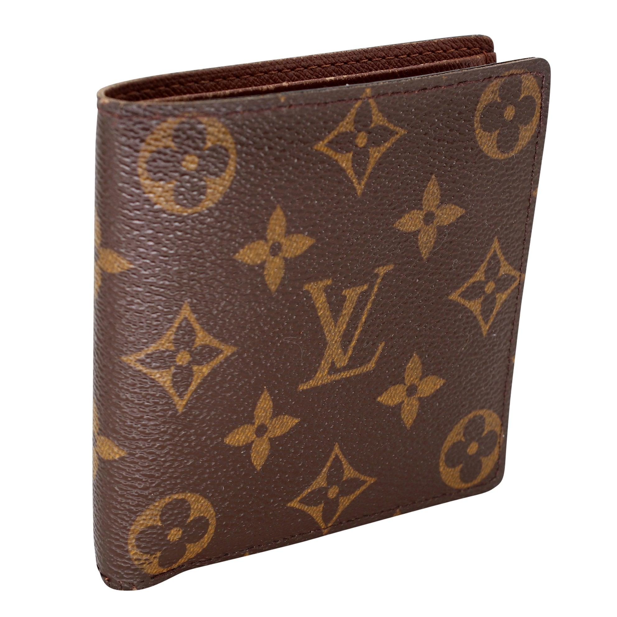 This Louis Vuitton Monogram Canvas Marco wallet is sleek and sophisticated. This wallet includes signature LV monogram canvas. Includes independent snapped pocket to keep change. It also features three credit card slots and two long bill