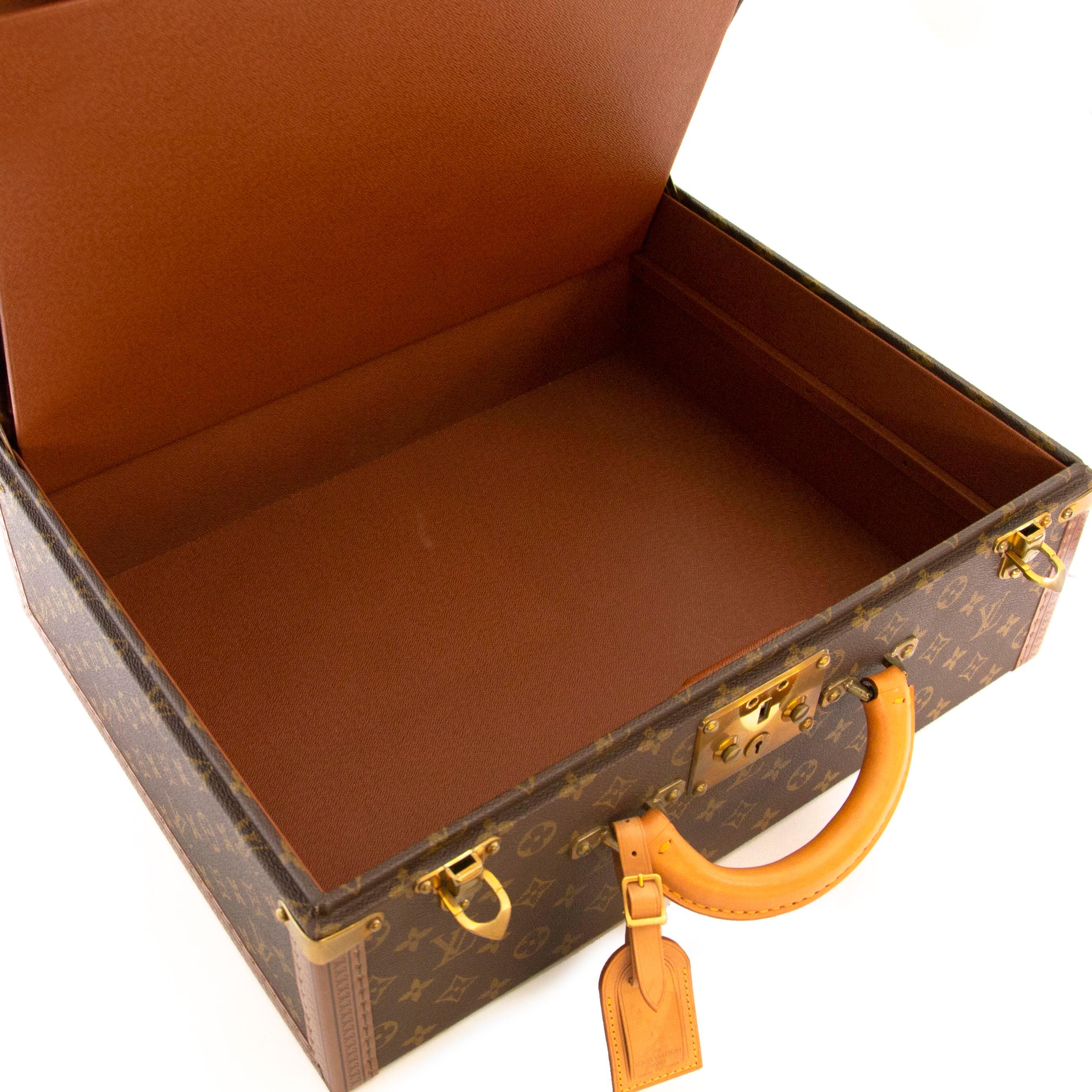 Very good condition

Louis Vuitton Monogram President 45 Trunk

This Louis Vuitton President trunk will be your new favorite travel companion. It is crafted in monogram canvas and features gold toned hardware.
The interior has a double bottom and a