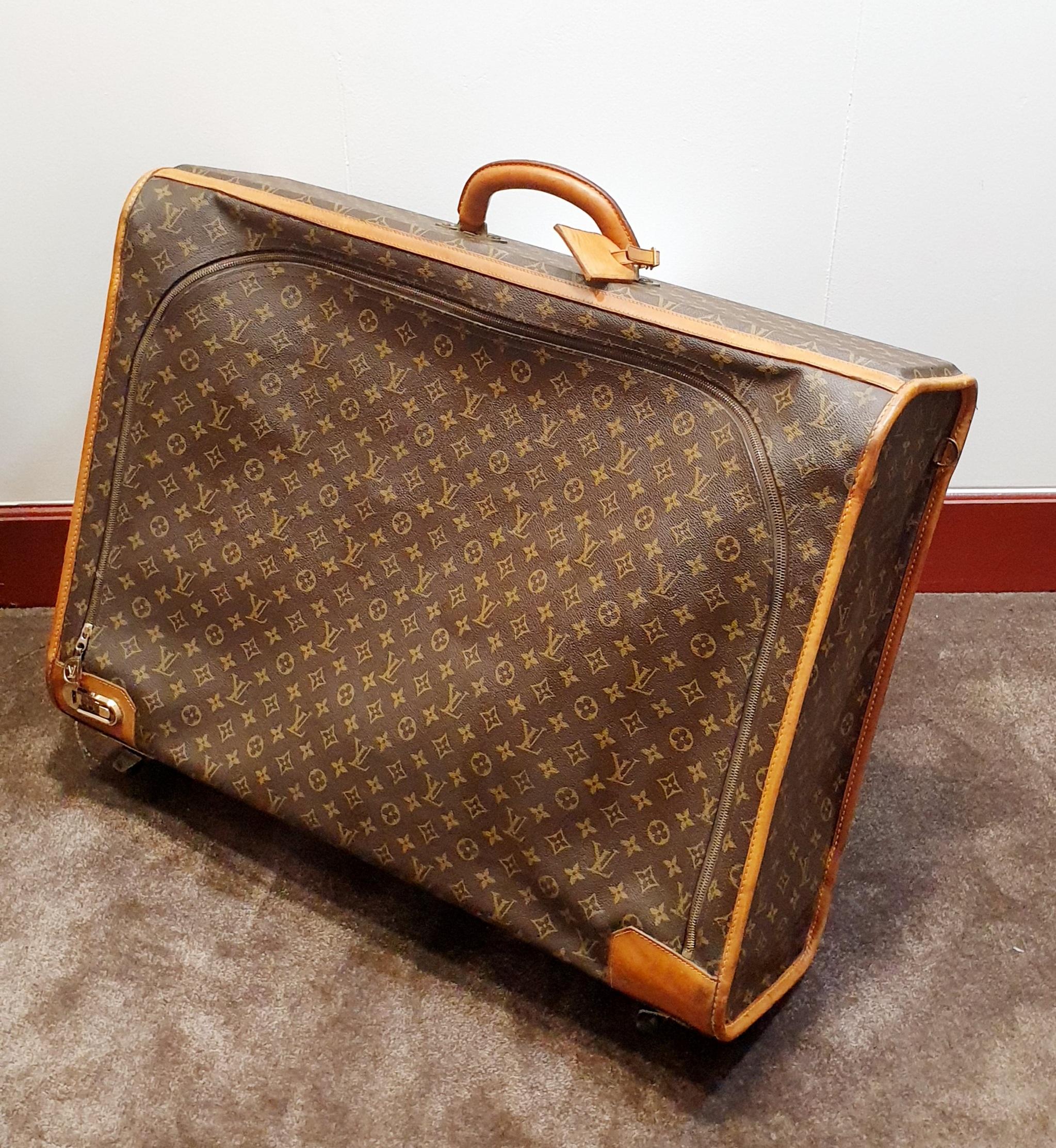 Vintage Louis Vuitton Canvas and Leather Travel Suitcase
Height x Lenght  75 x 56 x 23 / 29,52 x 22,04 X 9,05 inches
Height hand handle 25cm / 9,82 inches

This elegant oversized soft suitcase features a Louis Vuitton monogram on toile canvas. The