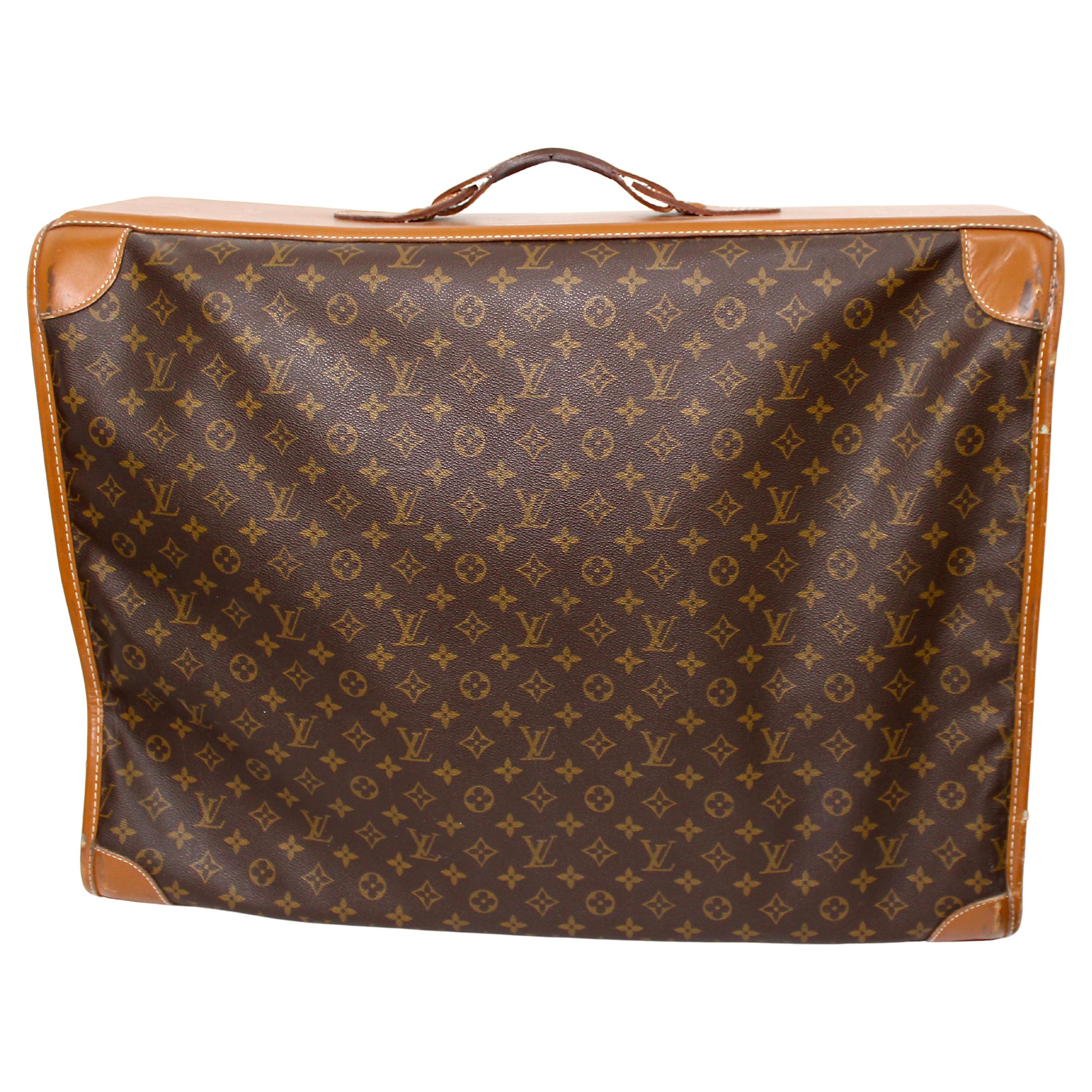 Der Louis Vuitton Monogram Pullman Softside-Koffer aus den 1970er Jahren ist der Inbegriff von zeitlosem Luxus und Handwerkskunst. Dieser Vintage-Koffer ist aus dem kultigen Louis Vuitton Monogram Canvas gefertigt und verfügt über eine weiche