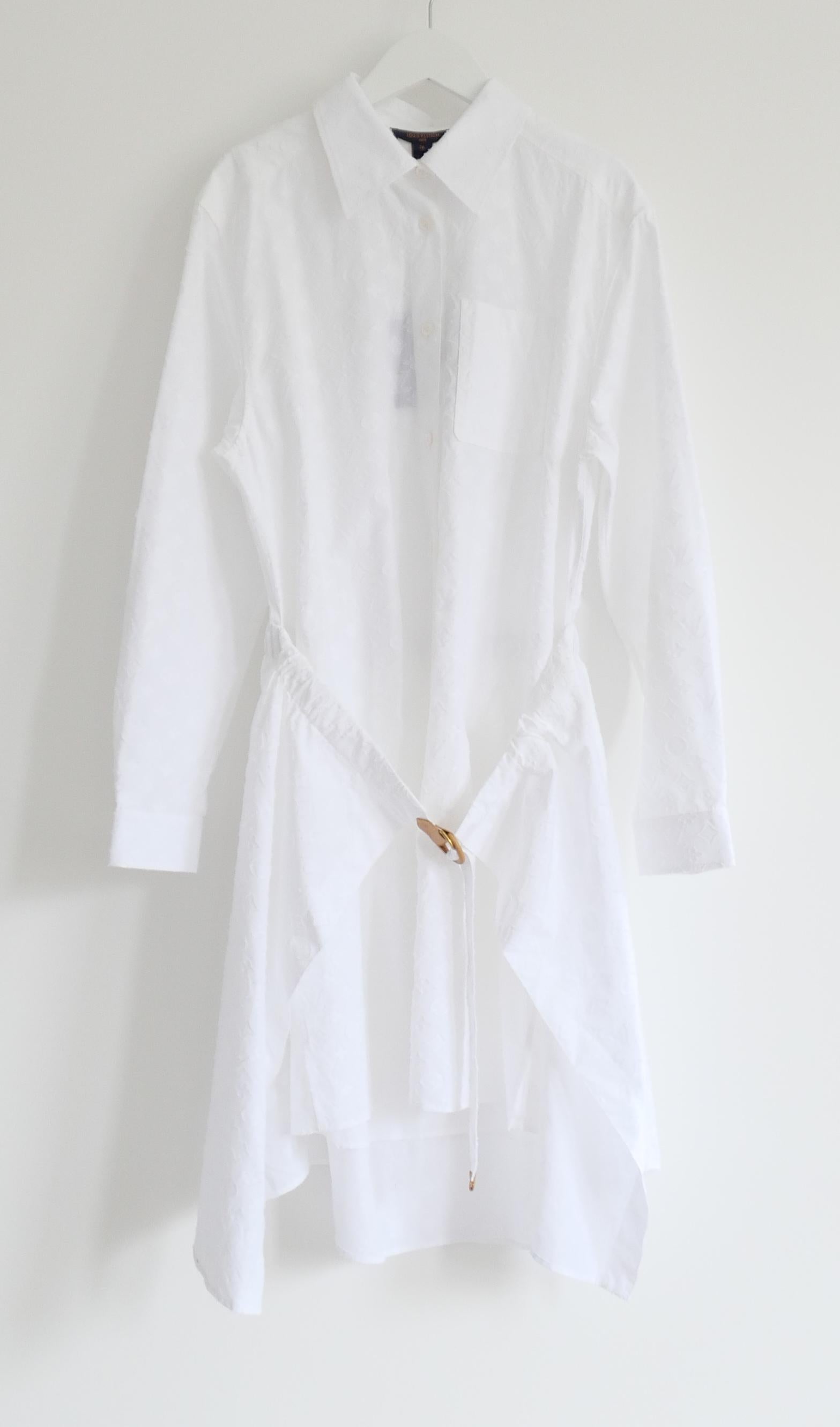 Incredibile abito a camicia in trompe l'oeil con monogram in rilievo di Louis Vuitton. Nuovo con etichetta. Realizzato in cotone bianco e brillante con un disegno di monogram in rilievo su tutta la superficie. Ha un taglio classico da camicia con