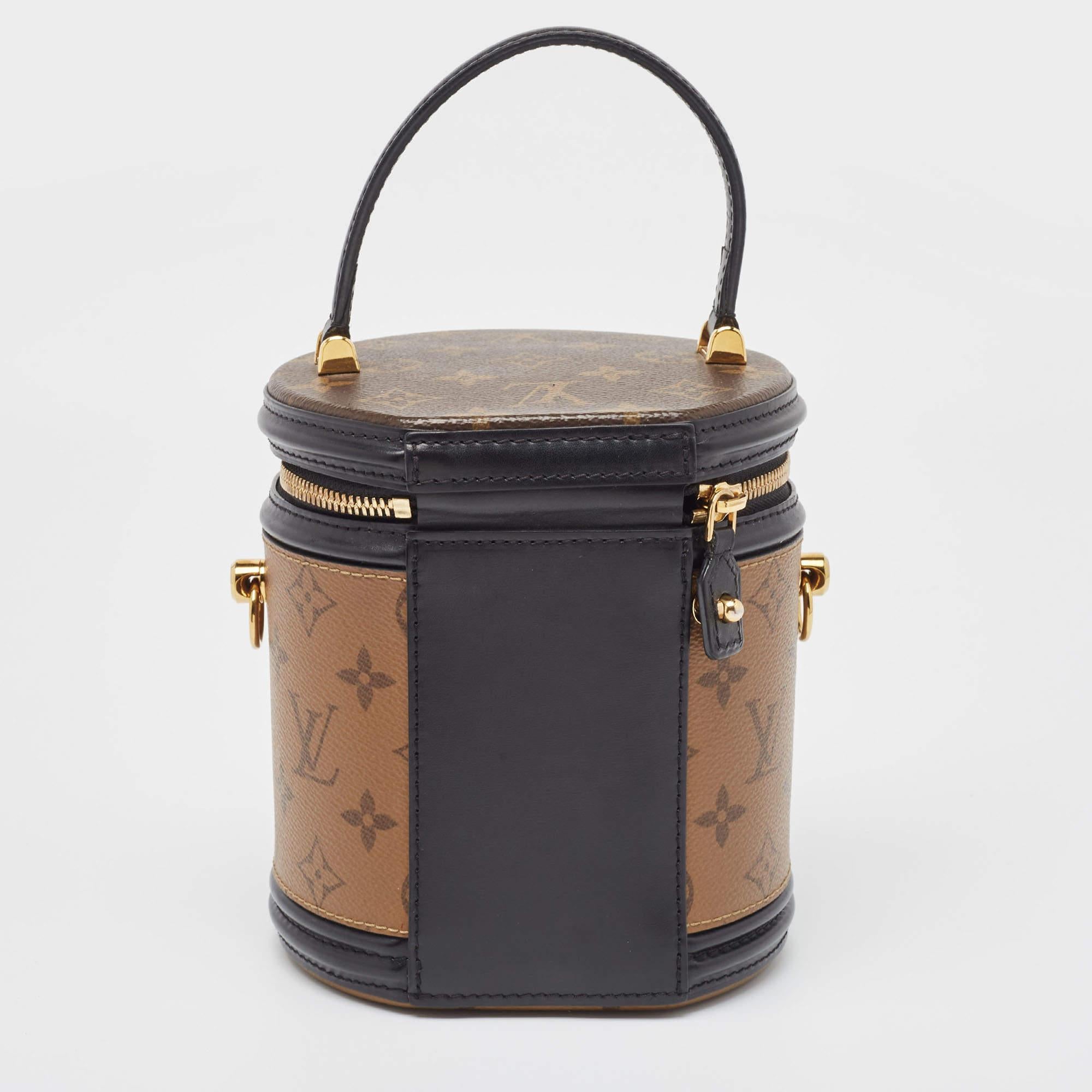 Louis Vuitton's creations are popular owing to their high style and functionality. This Cannes bag, like all the other handbags, is durable and stylish. Exuding a fine finish, the bag is designed to give a luxurious experience. The interior has