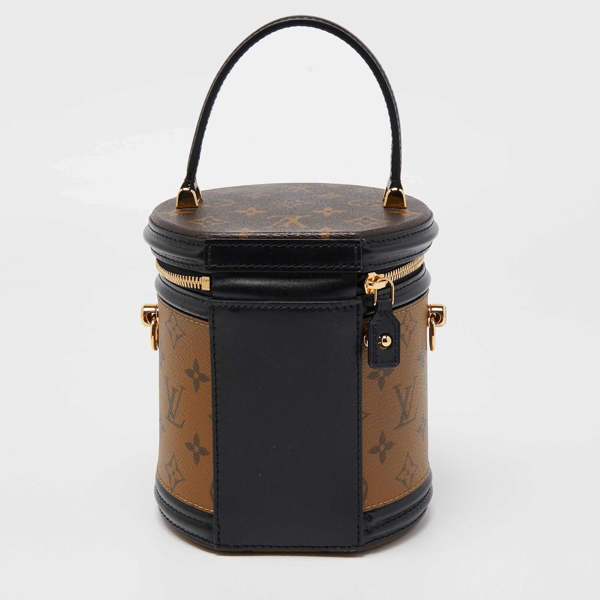 Designer bags are ideal companions for ample occasions! Here we have a fashion-meets-functionality piece crafted with precision. It has been equipped with a well-sized interior that can easily fit all your essentials.

Includes: Original Dustbag,
