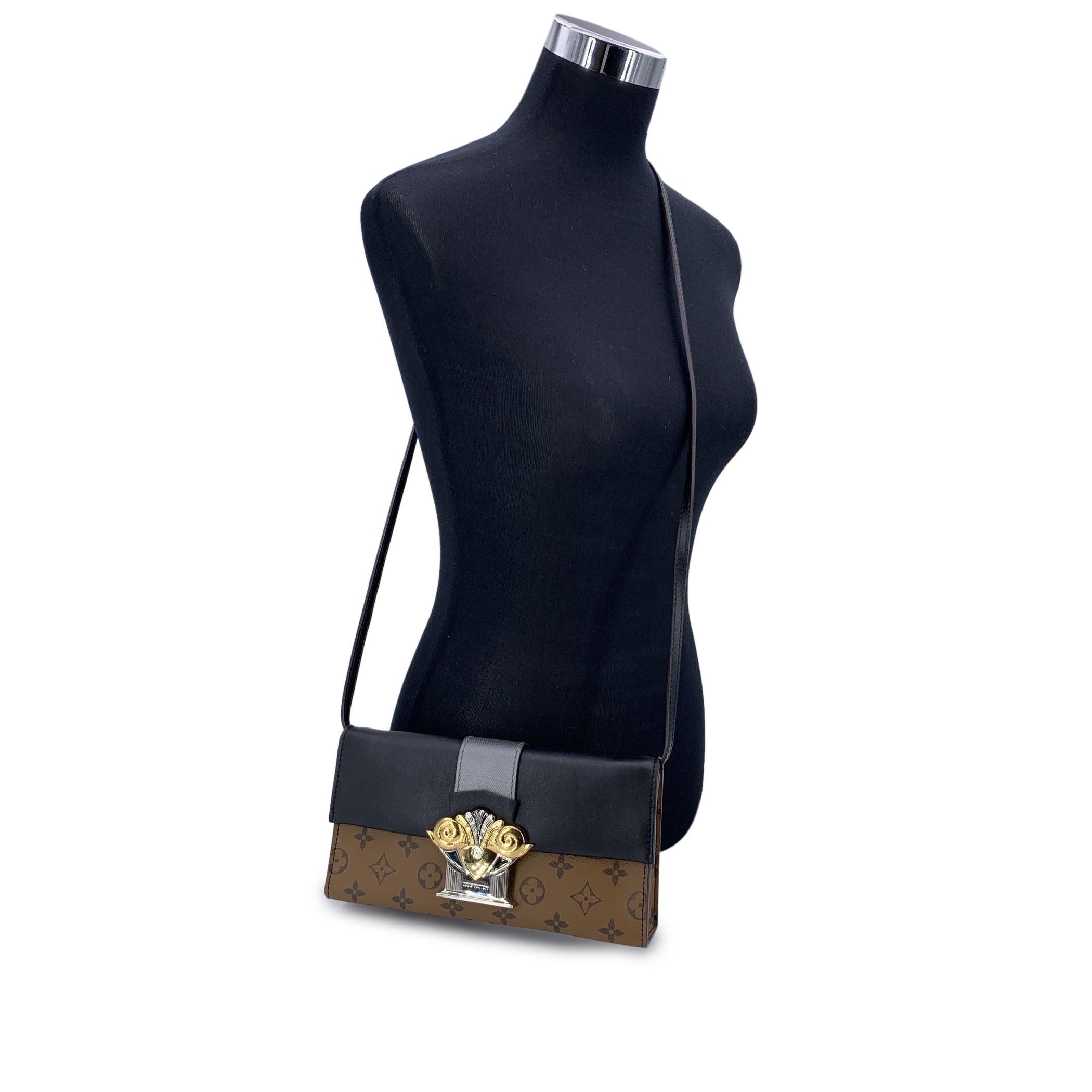 Ce magnifique sac sera accompagné d'un certificat d'authenticité fourni par Entrupy. Le certificat sera fourni sans frais supplémentaires. Élevez votre style avec le sac pochette à colonne en toile inversée Monogram de Louis Vuitton, une fusion