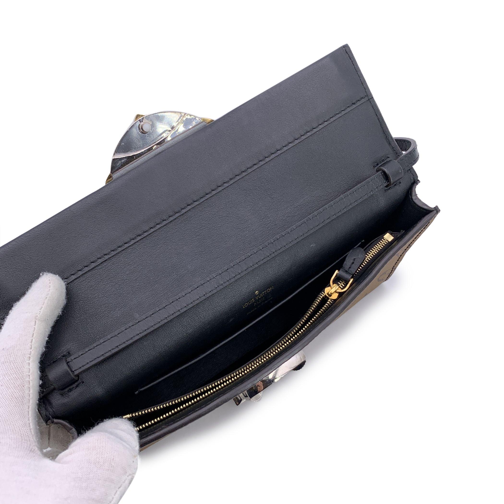 Louis Vuitton - Pochette à colonne inversée en toile Monogram Pour femmes en vente