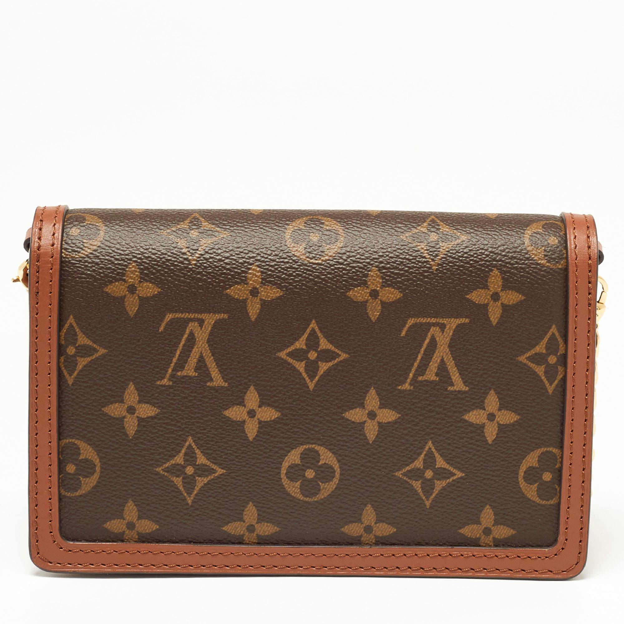 This stylish Dauphine Wallet on Chain carries the signature elements that Louis Vuitton is so popular for. Crafted in France, it is made from the brand's Monogram Reverse canvas and carries gold-tone hardware details. It is finished with a