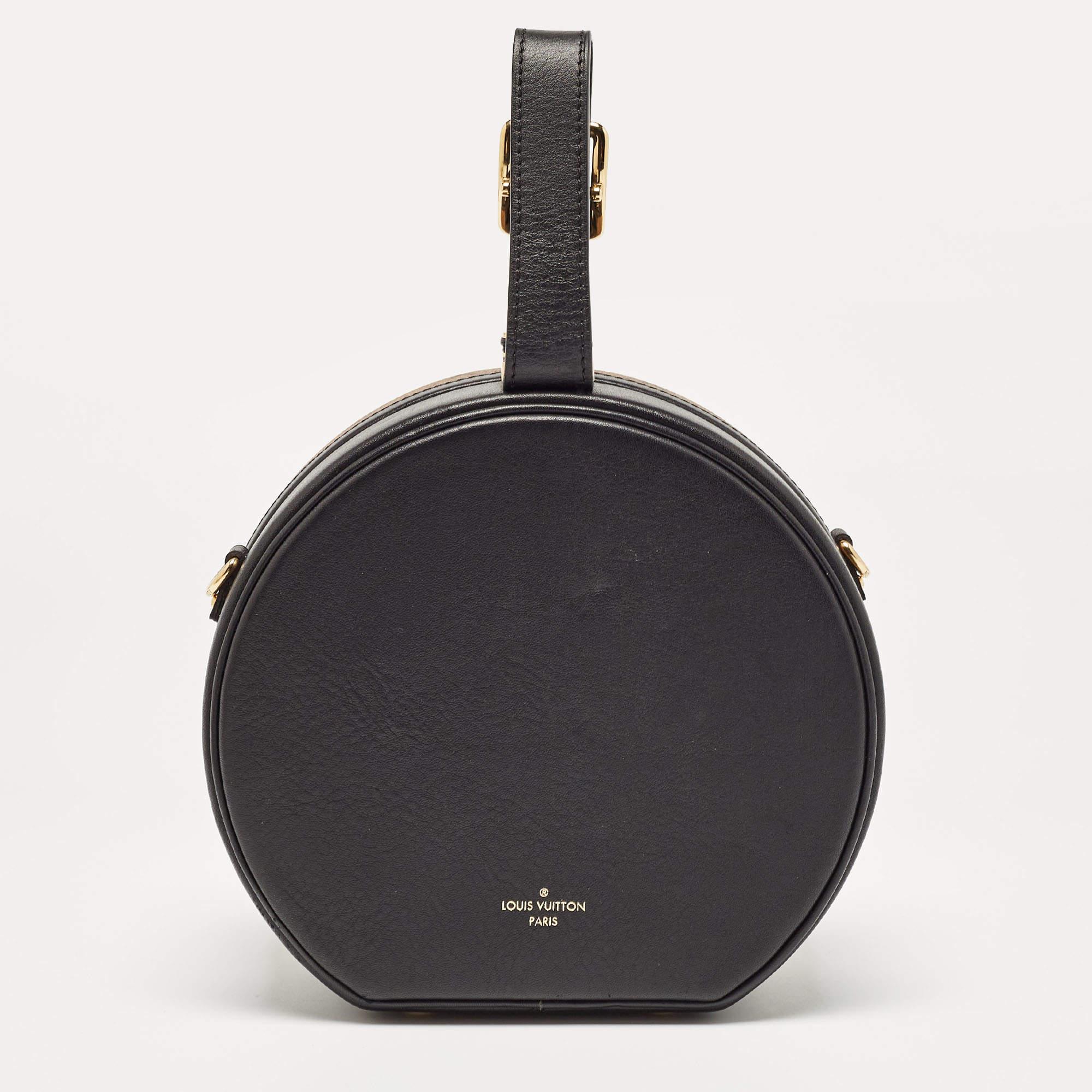 First seen on the Cruise 2018 runway show, Nicolas Ghesquière designed the Petite Boite Chapeau as a reimagined version of one of the brand's famous travel bags, the Hatbox. We have here the one in Monogram Reverse canvas, holding the signature