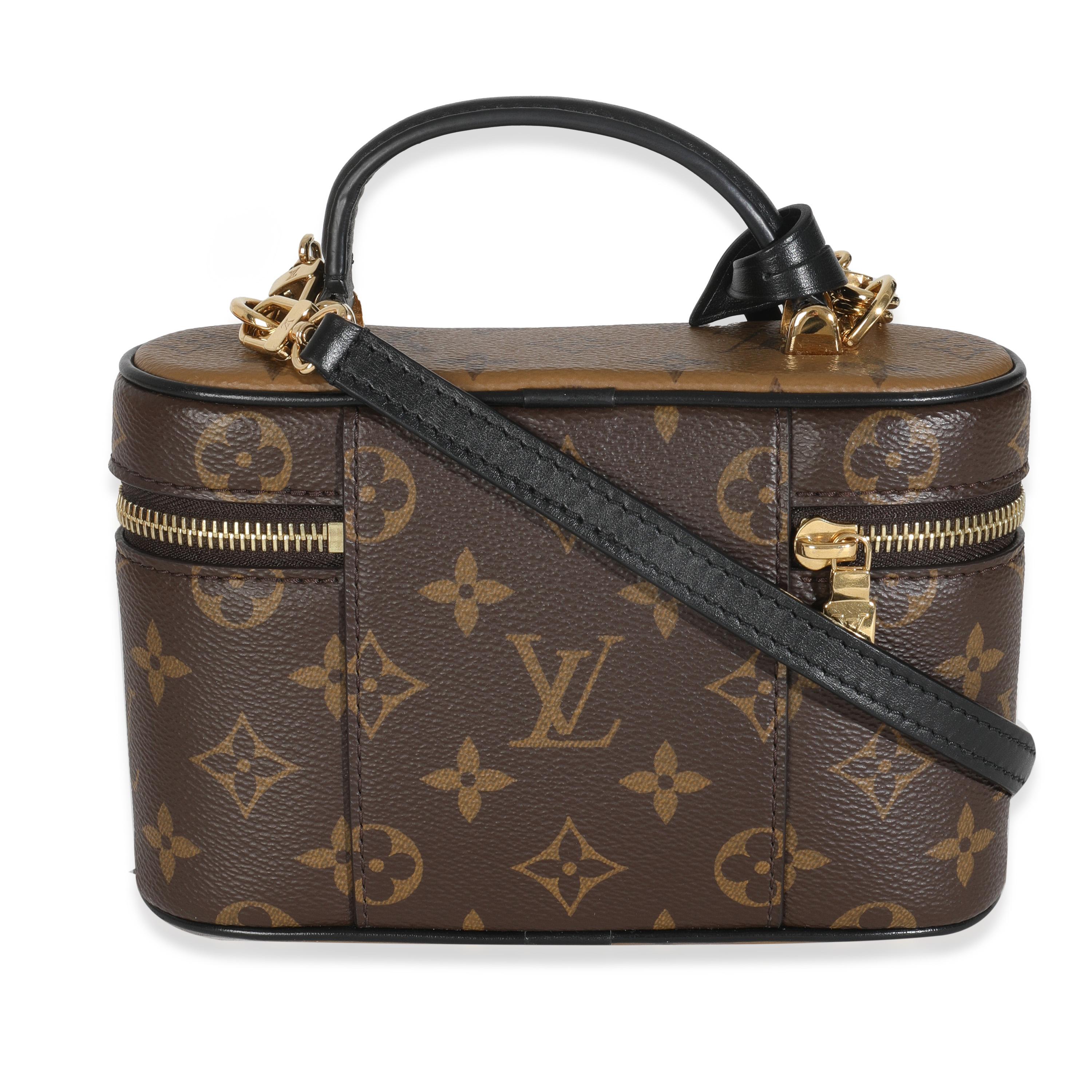 Titolo dell'elenco: PM Vanity in tela rovesciata Louis Vuitton Monogram
SKU: 147570
MSRP: 3200.00 USD
Condizioni: Usato 
Descrizione delle condizioni: Graffi sulla ferramenta. Manico leggermente deformato. Lievi segni d'uso all'interno. Viene